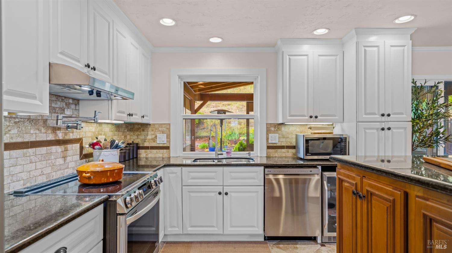 Detail Gallery Image 18 of 61 For 280 Devon Dr, San Rafael,  CA 94903 - 3 Beds | 3 Baths