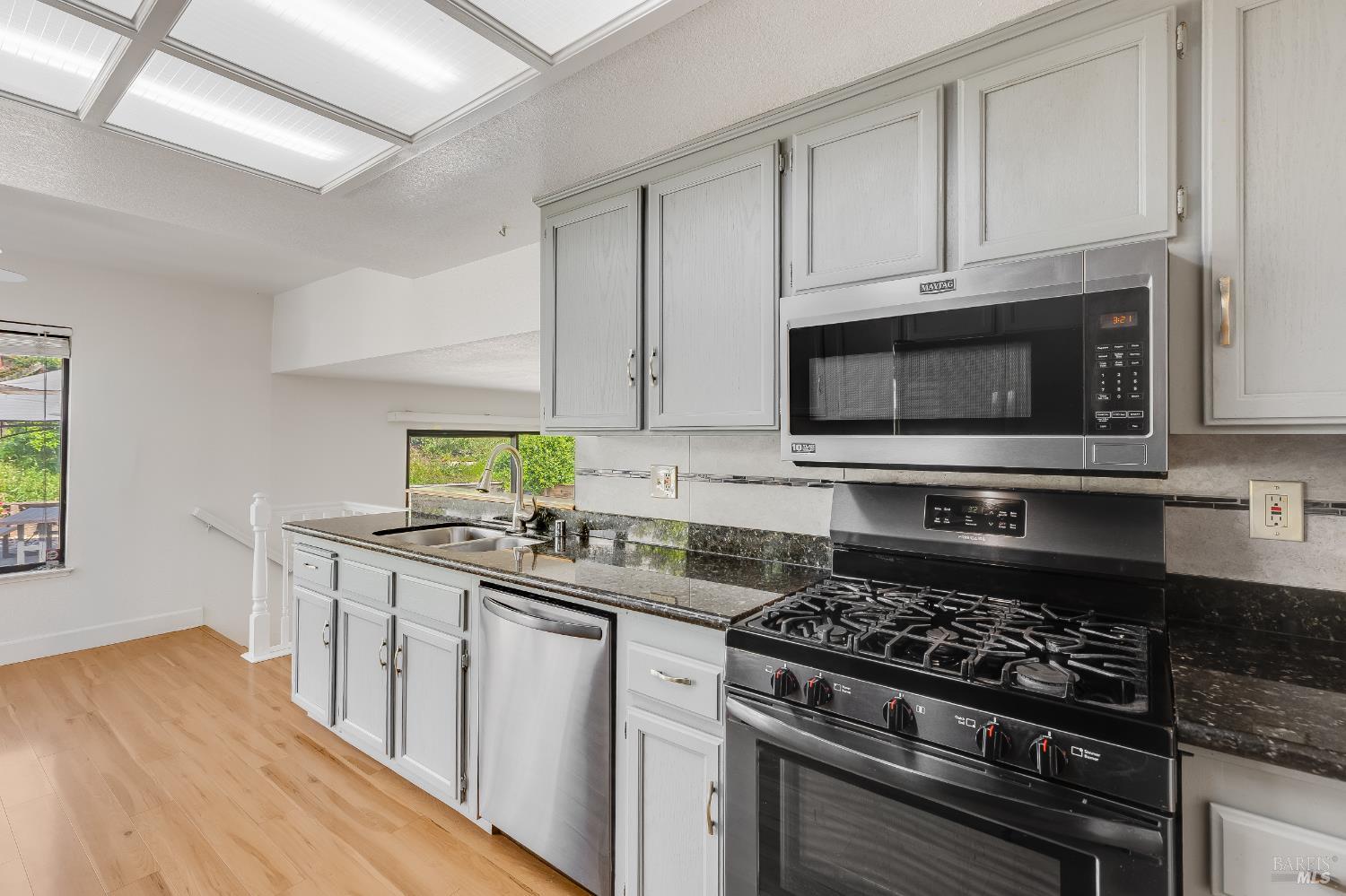 Detail Gallery Image 17 of 70 For 391 Valley Oak Ln, Vallejo,  CA 94591 - 4 Beds | 3 Baths