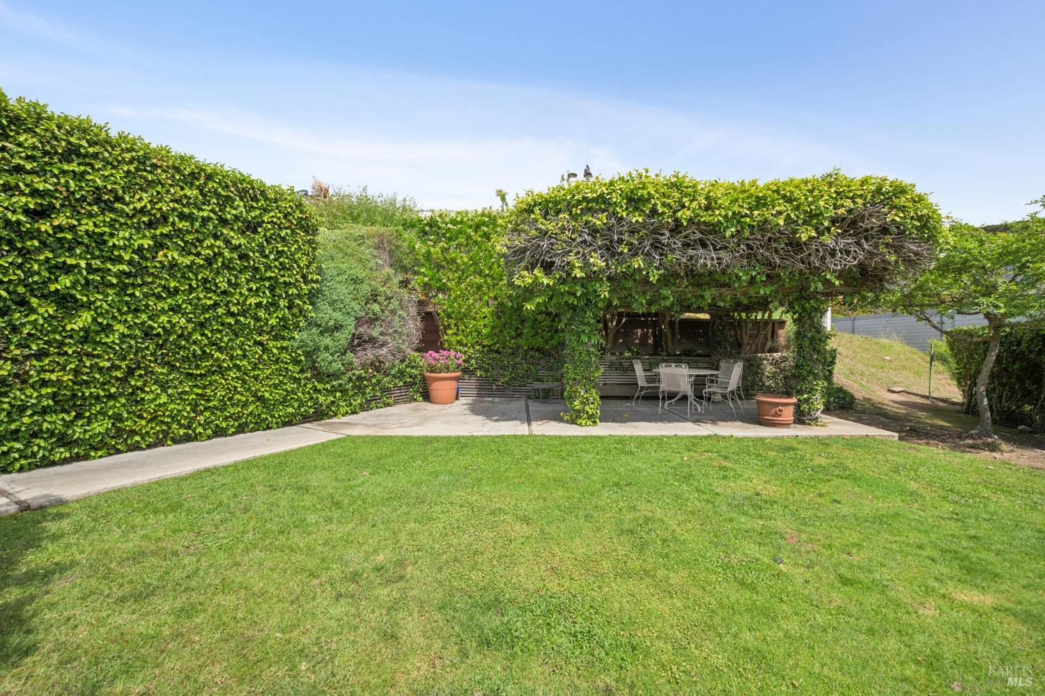 Detail Gallery Image 47 of 62 For 121 Red Hill Cir, Belvedere Tiburon,  CA 94920 - 3 Beds | 2/1 Baths