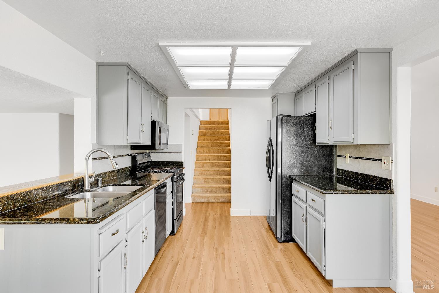 Detail Gallery Image 14 of 70 For 391 Valley Oak Ln, Vallejo,  CA 94591 - 4 Beds | 3 Baths