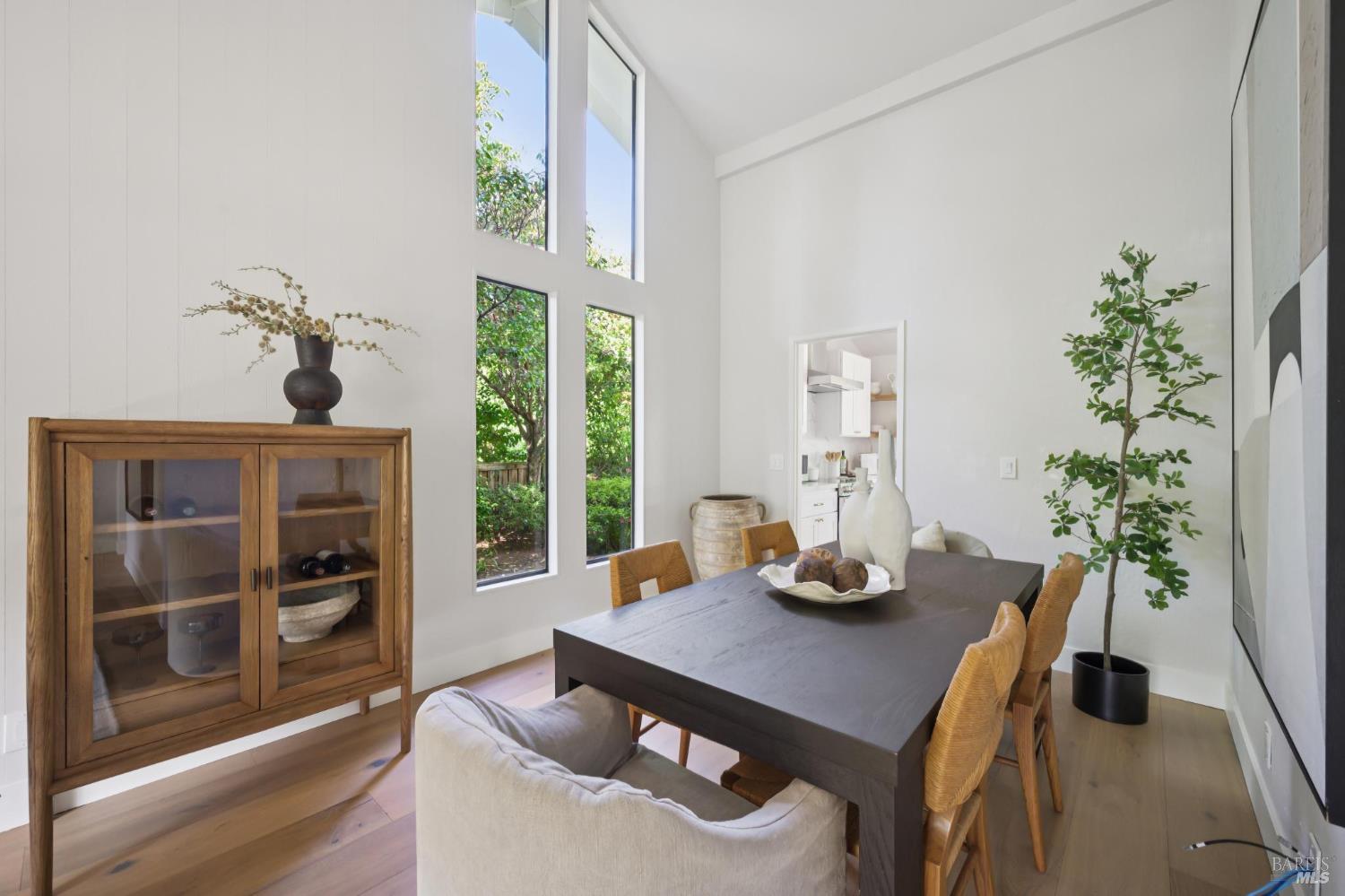 Detail Gallery Image 12 of 51 For 14 Mount Wittenburg Ct, San Rafael,  CA 94903 - 3 Beds | 2 Baths