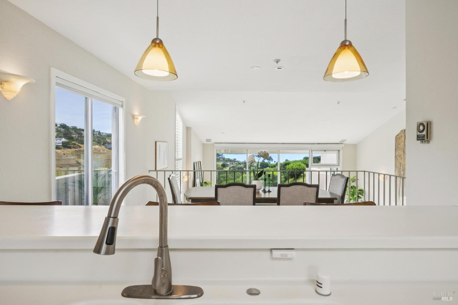 Detail Gallery Image 15 of 62 For 121 Red Hill Cir, Belvedere Tiburon,  CA 94920 - 3 Beds | 2/1 Baths