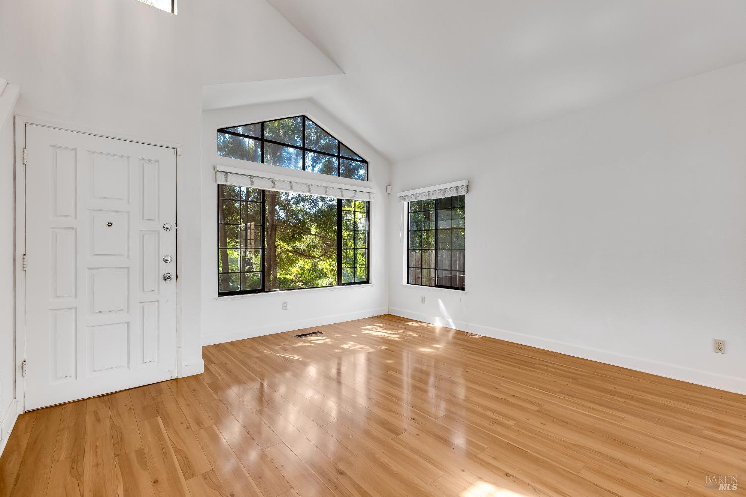 Detail Gallery Image 8 of 70 For 391 Valley Oak Ln, Vallejo,  CA 94591 - 4 Beds | 3 Baths