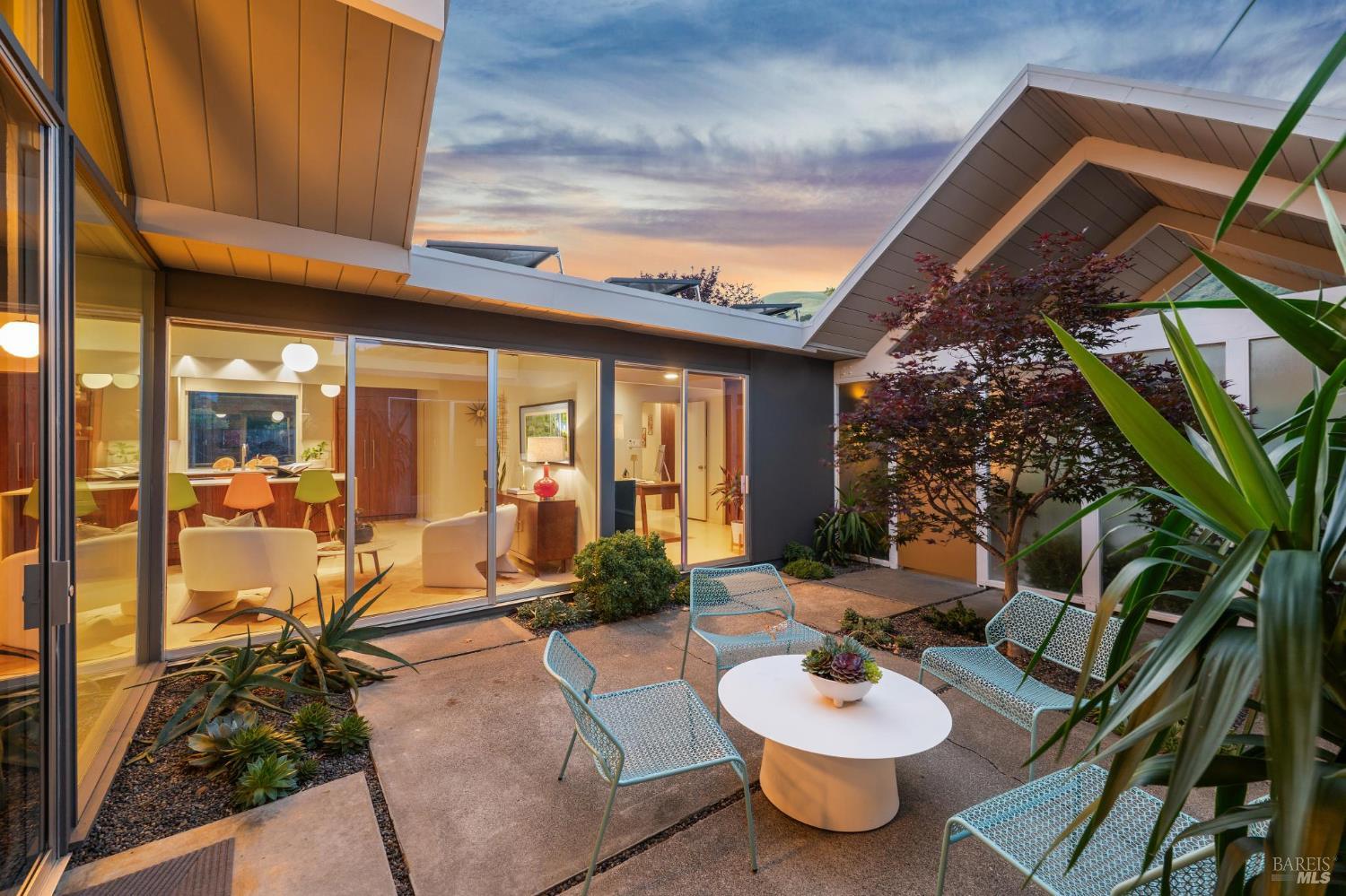 Detail Gallery Image 9 of 51 For 1349 Idylberry Rd, San Rafael,  CA 94903 - 5 Beds | 2 Baths