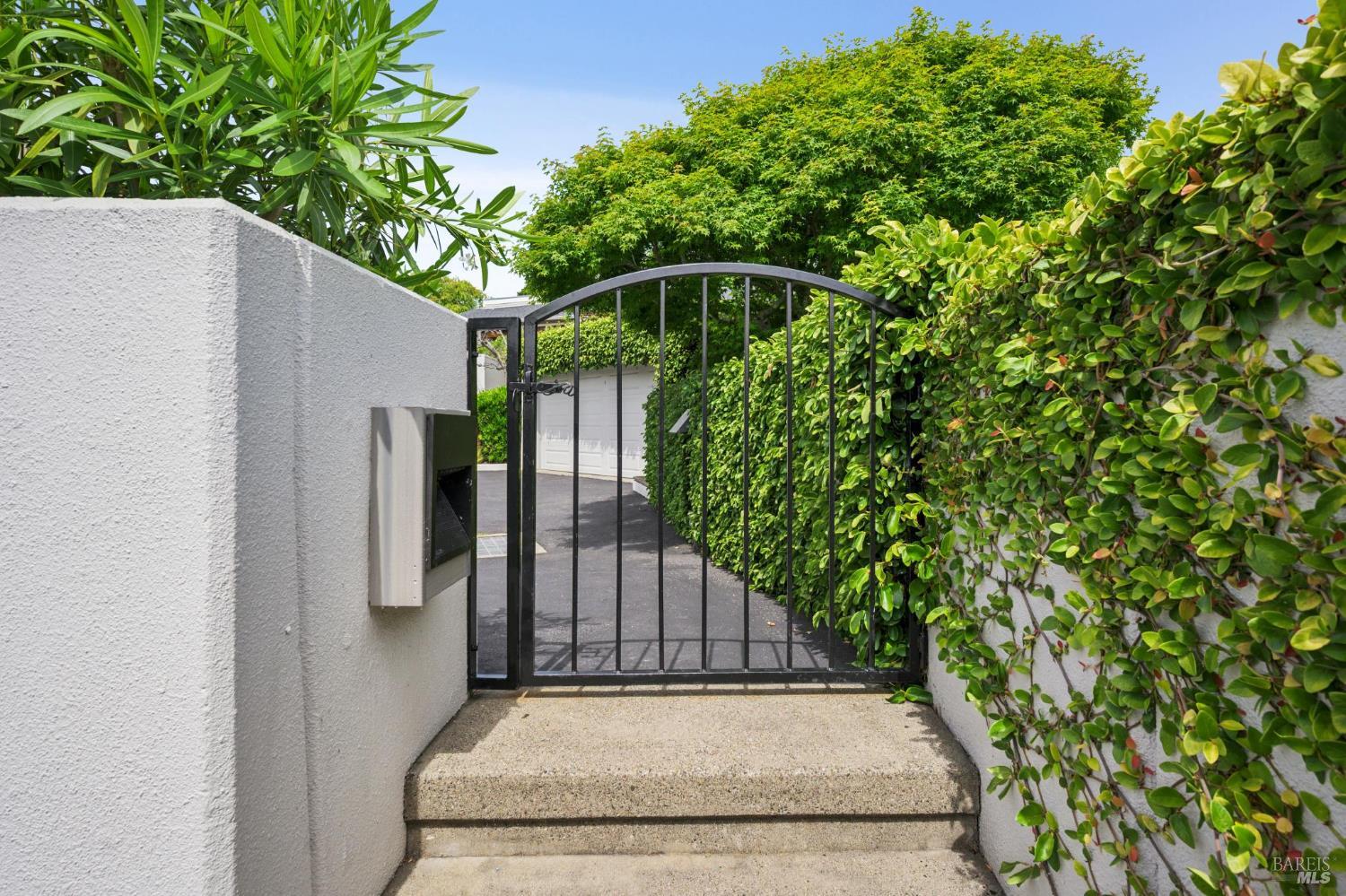 Detail Gallery Image 2 of 62 For 121 Red Hill Cir, Belvedere Tiburon,  CA 94920 - 3 Beds | 2/1 Baths