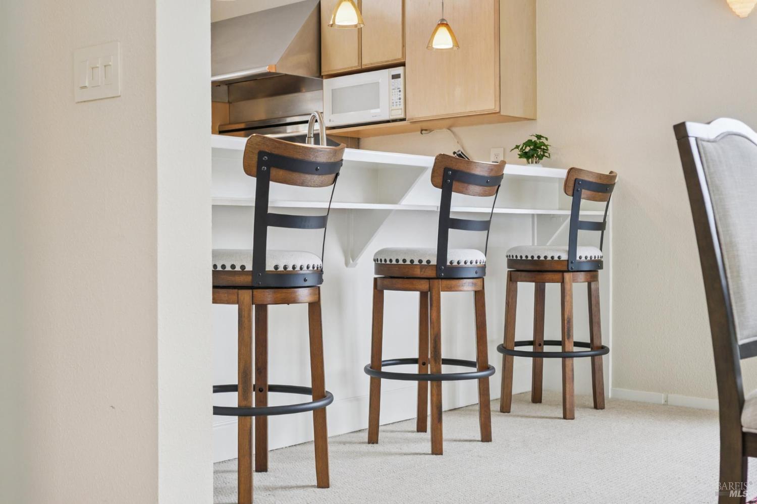 Detail Gallery Image 17 of 62 For 121 Red Hill Cir, Belvedere Tiburon,  CA 94920 - 3 Beds | 2/1 Baths