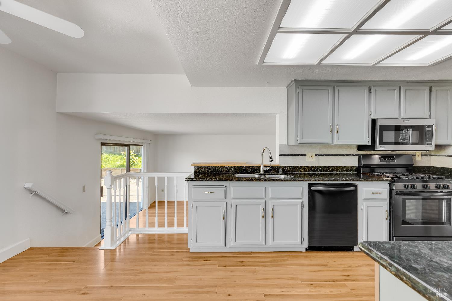 Detail Gallery Image 13 of 70 For 391 Valley Oak Ln, Vallejo,  CA 94591 - 4 Beds | 3 Baths