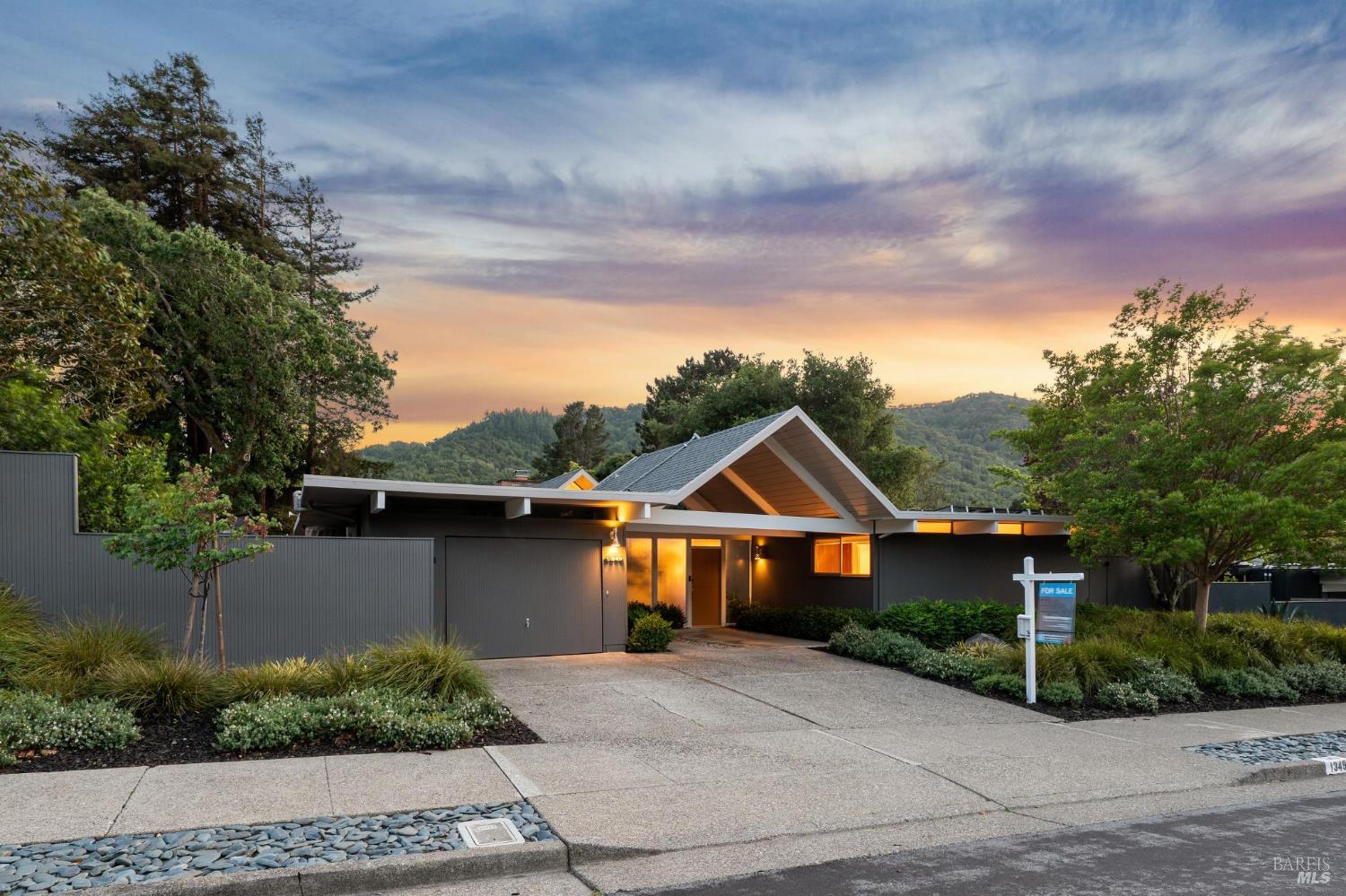 Detail Gallery Image 13 of 51 For 1349 Idylberry Rd, San Rafael,  CA 94903 - 5 Beds | 2 Baths