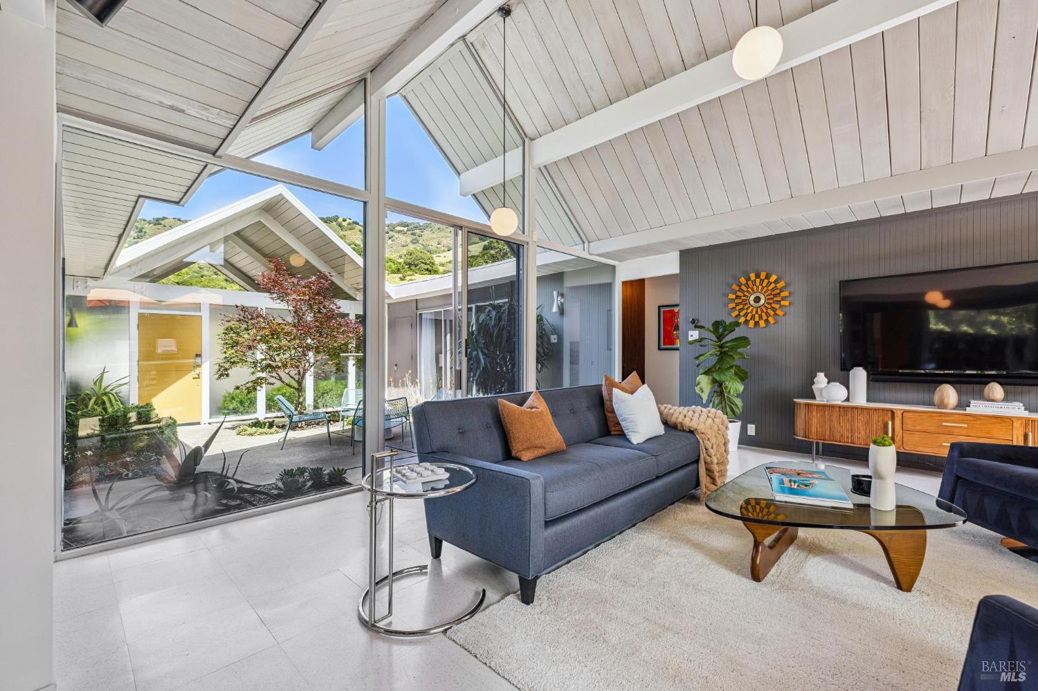 Detail Gallery Image 19 of 51 For 1349 Idylberry Rd, San Rafael,  CA 94903 - 5 Beds | 2 Baths