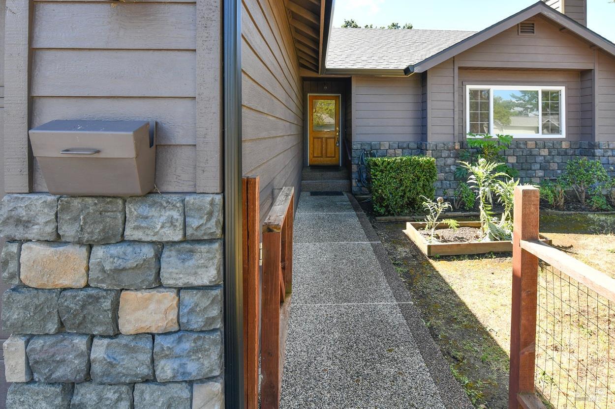 741 William Court photo 2