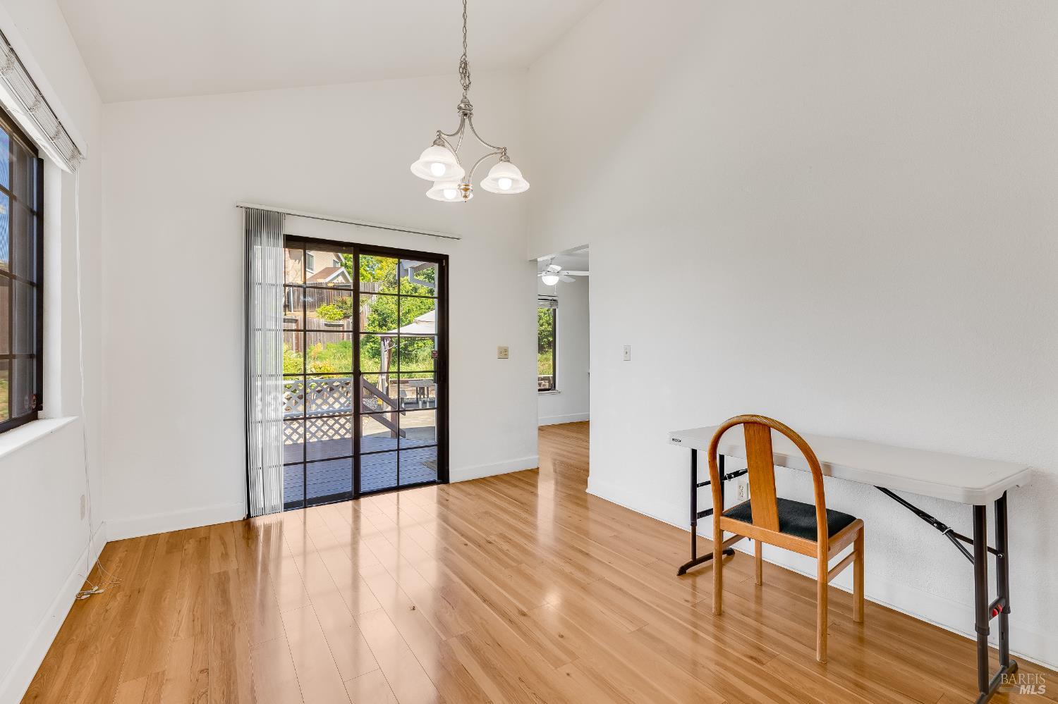 Detail Gallery Image 10 of 70 For 391 Valley Oak Ln, Vallejo,  CA 94591 - 4 Beds | 3 Baths