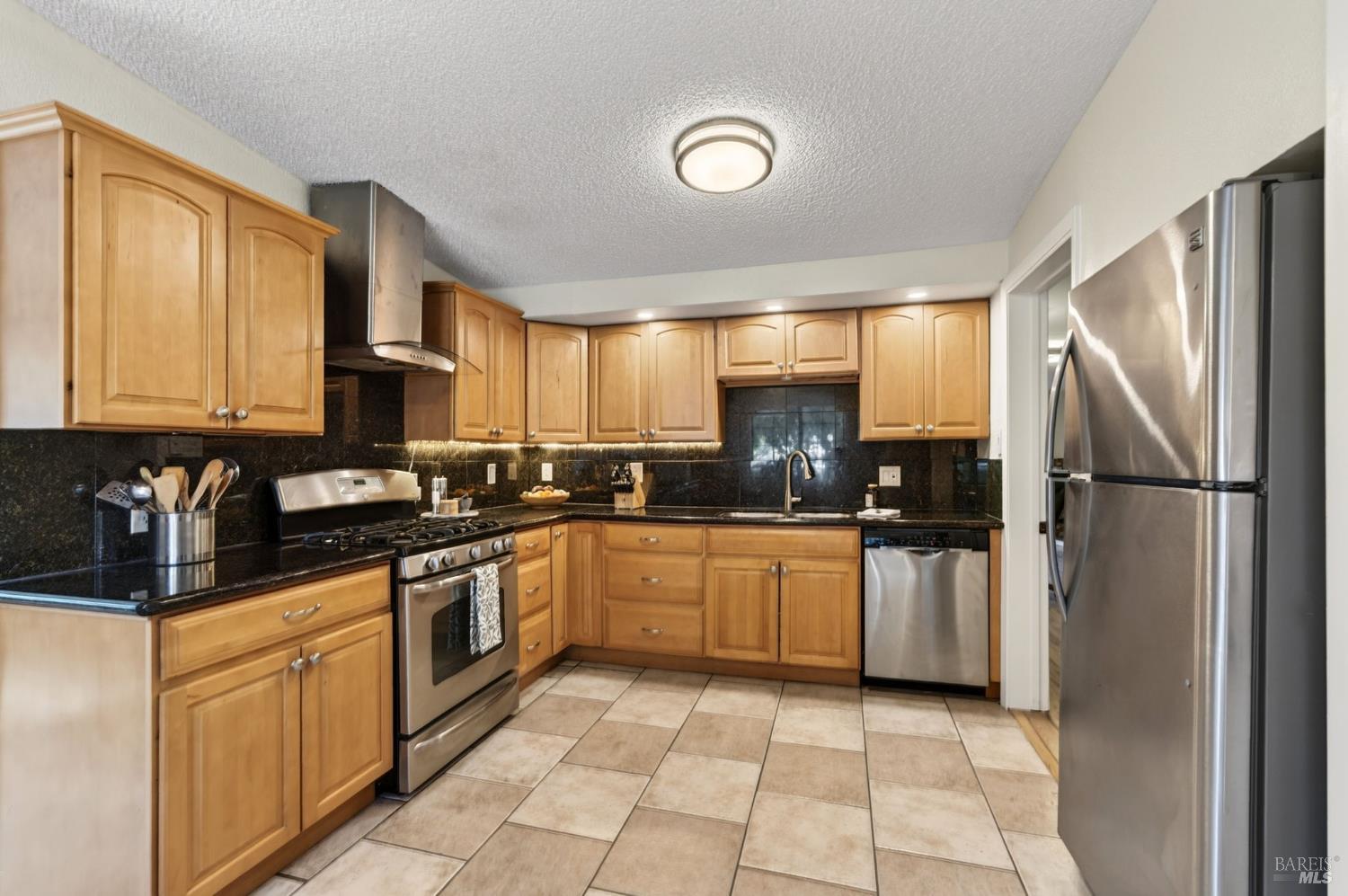 Detail Gallery Image 3 of 26 For 1898 Elm St, Ukiah,  CA 95482 - 2 Beds | 2 Baths