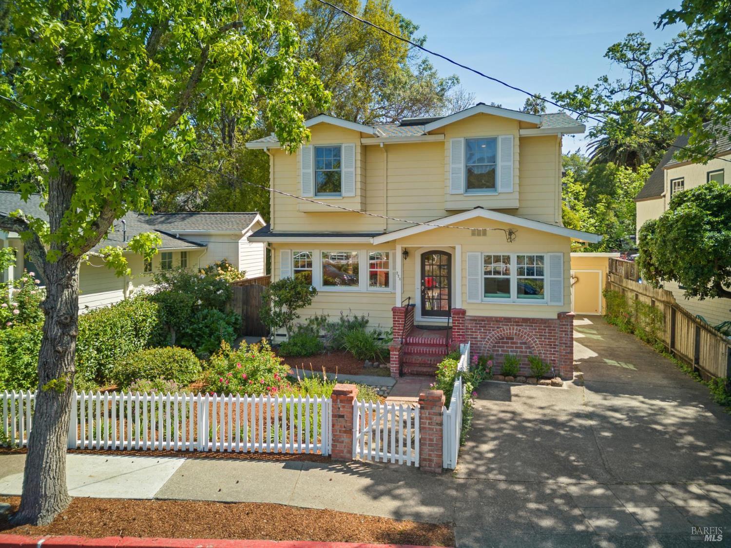 Detail Gallery Image 3 of 47 For 228 Saunders Ave, San Anselmo,  CA 94960 - 3 Beds | 2 Baths