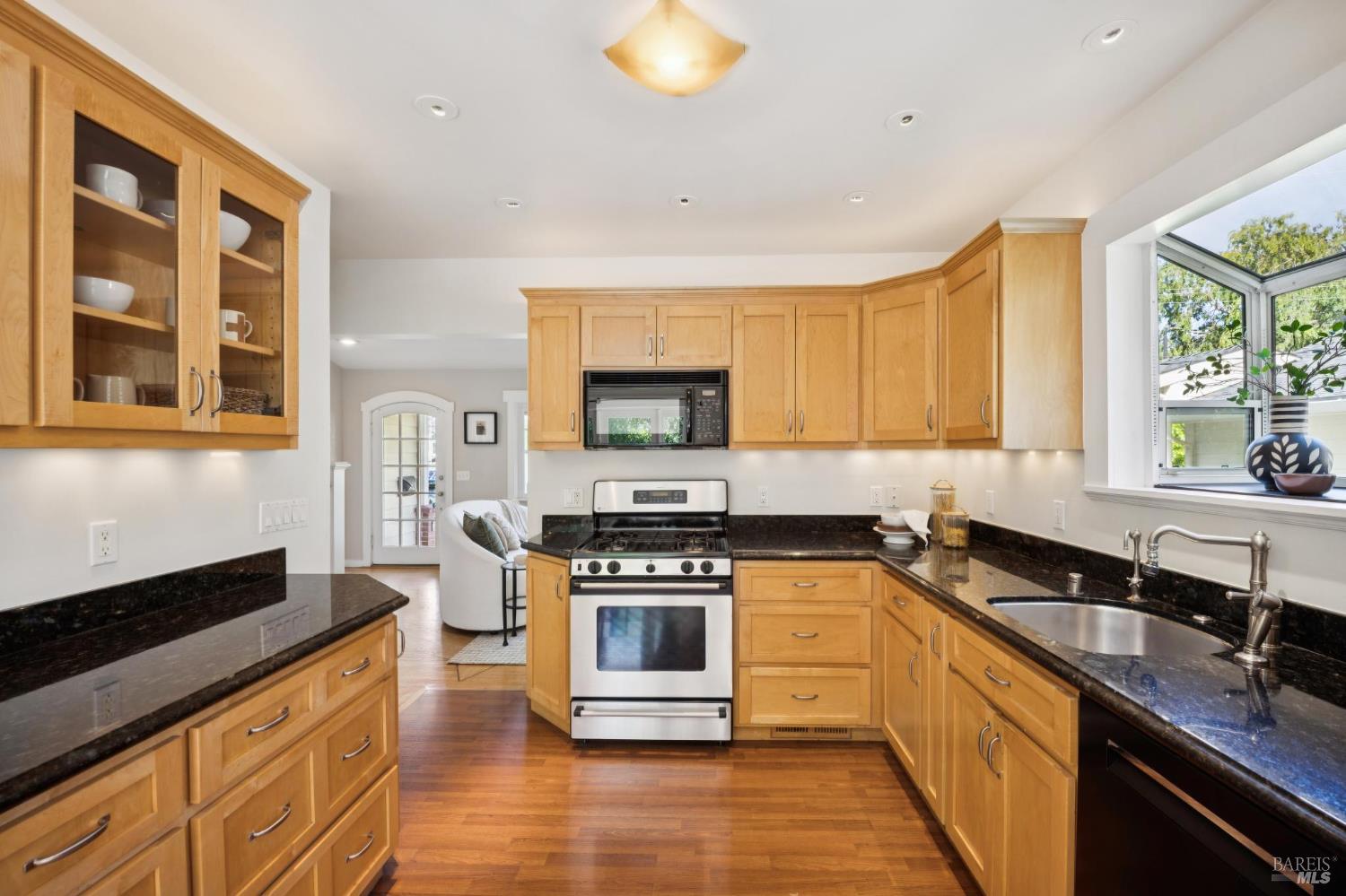 Detail Gallery Image 11 of 47 For 228 Saunders Ave, San Anselmo,  CA 94960 - 3 Beds | 2 Baths