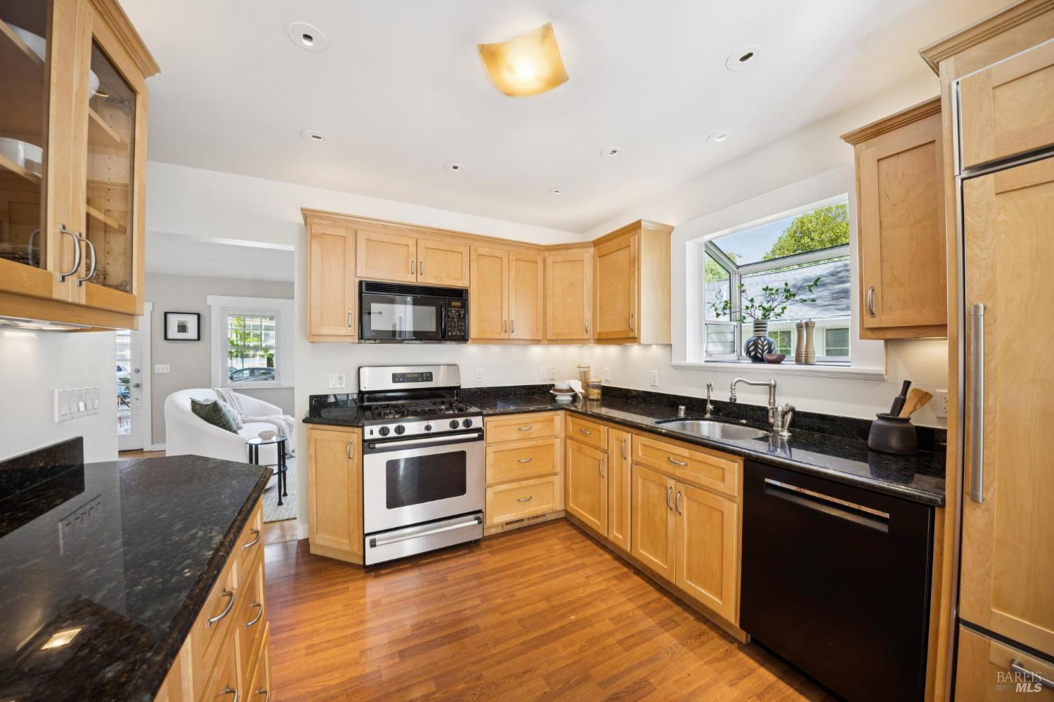 Detail Gallery Image 12 of 47 For 228 Saunders Ave, San Anselmo,  CA 94960 - 3 Beds | 2 Baths