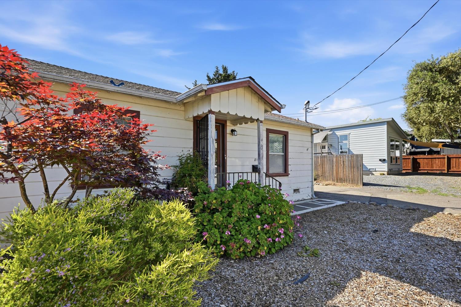 819 Center Street photo 2