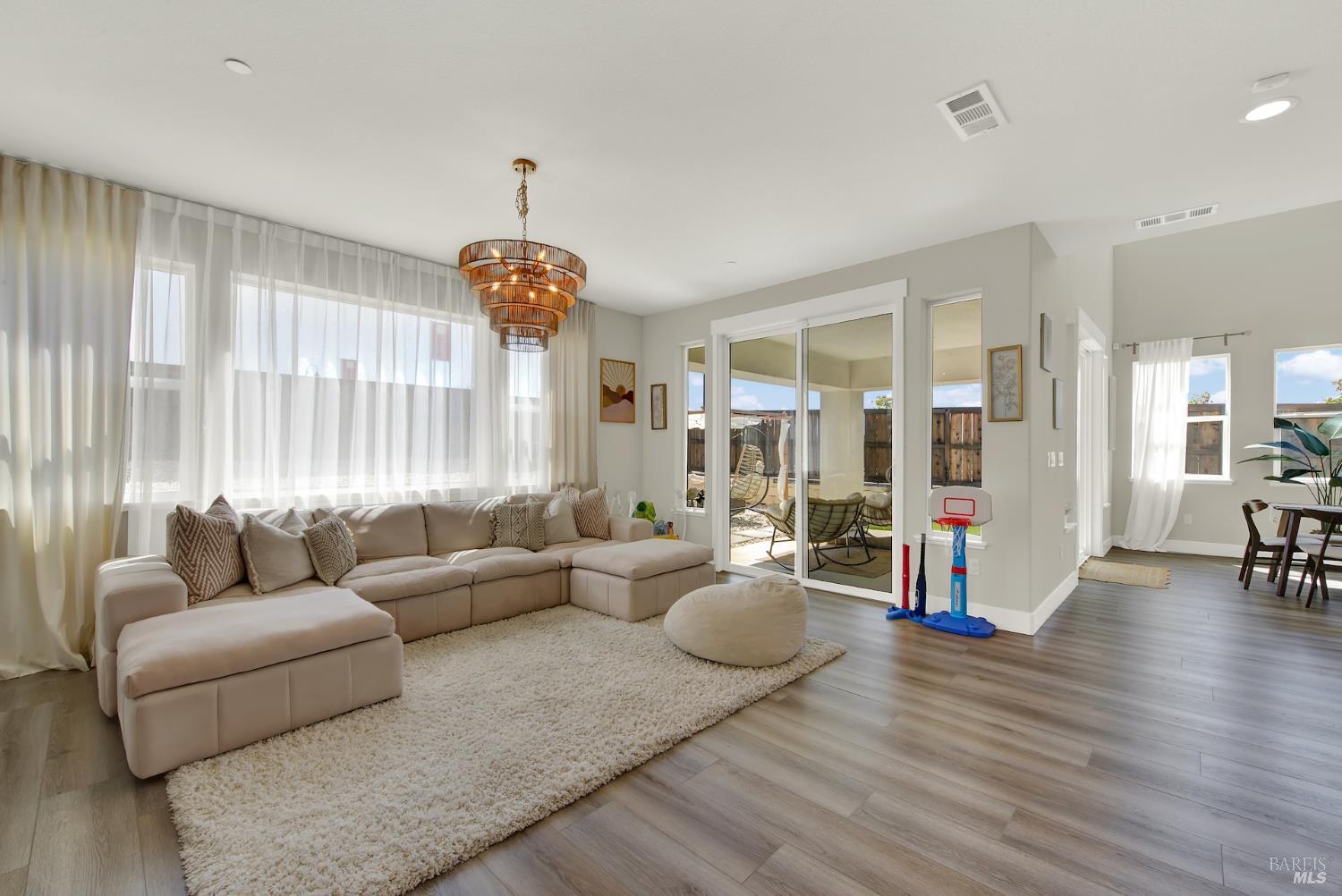 Detail Gallery Image 19 of 58 For 1501 Nightfall Ln, Fairfield,  CA 94533 - 4 Beds | 3 Baths