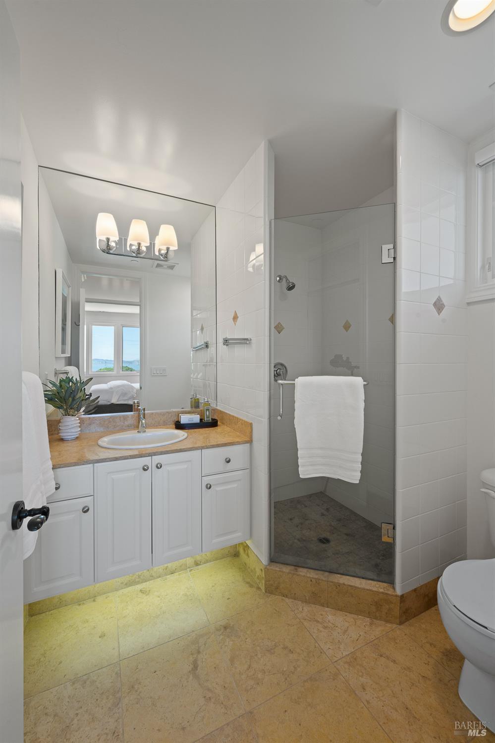 Detail Gallery Image 34 of 55 For 5 Warren Ct, Tiburon,  CA 94920 - 4 Beds | 4/1 Baths