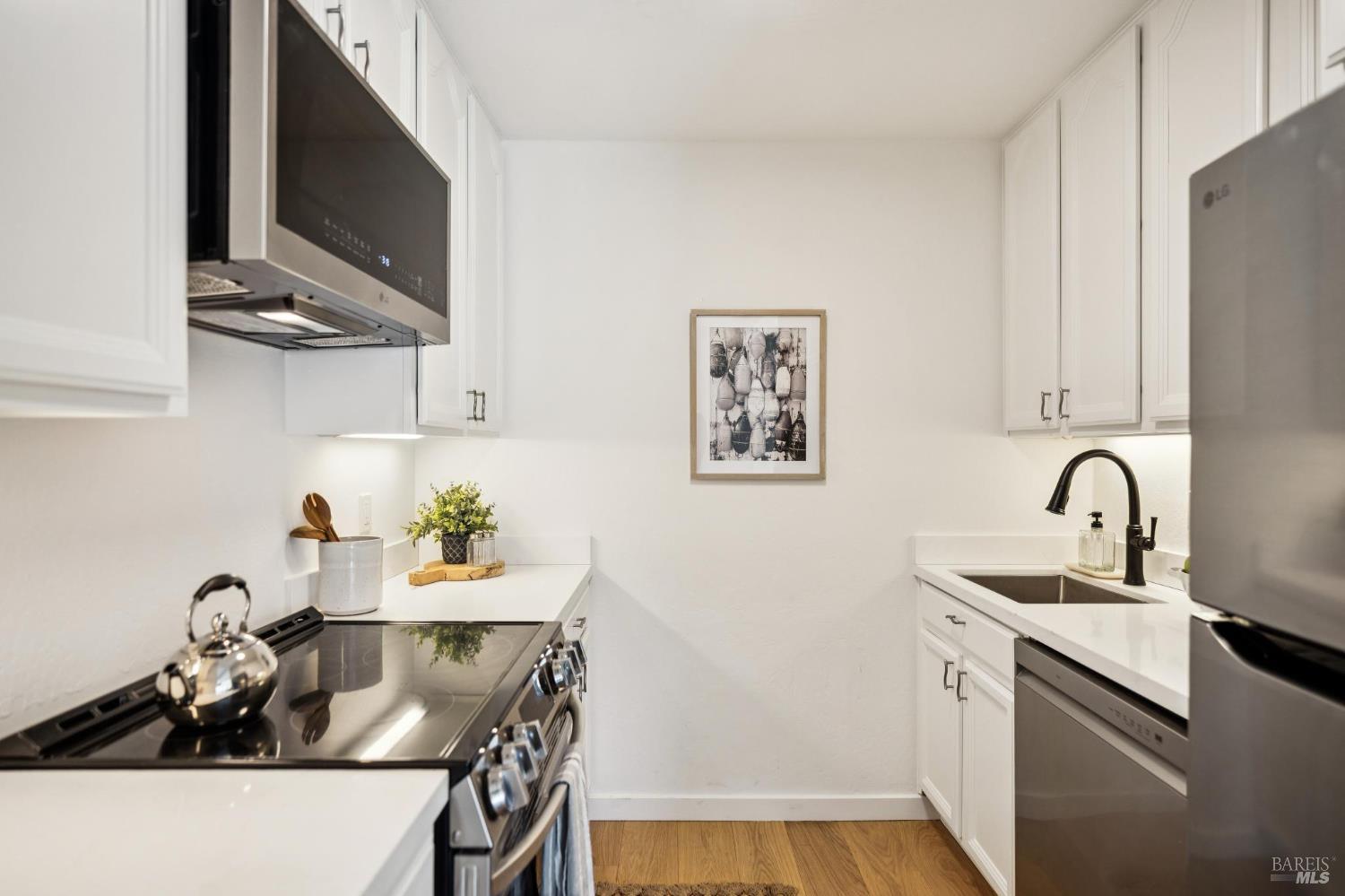 Detail Gallery Image 3 of 11 For 1542 Center Rd #96,  Novato,  CA 94947 - 2 Beds | 1/1 Baths