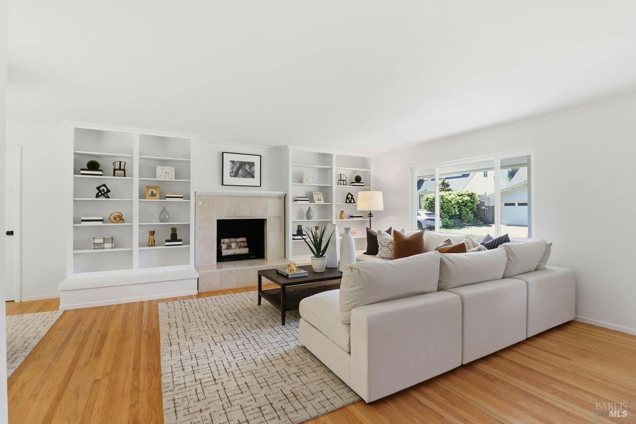 Detail Gallery Image 3 of 22 For 10 Sonora Way, Corte Madera,  CA 94925 - 4 Beds | 2 Baths