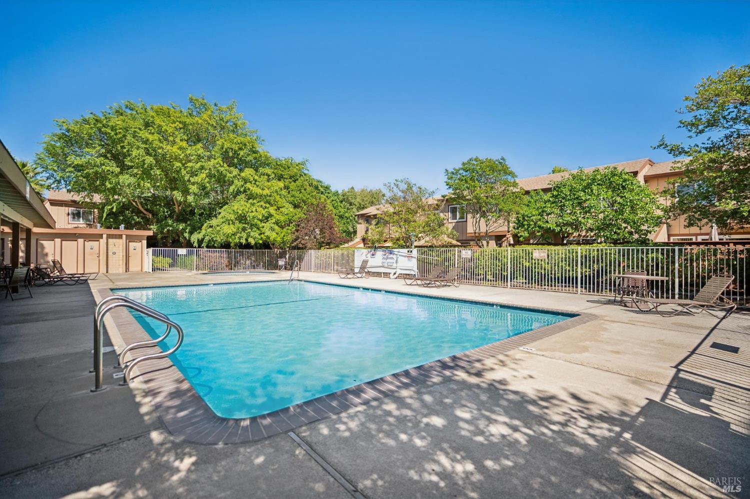 Detail Gallery Image 9 of 11 For 1542 Center Rd #96,  Novato,  CA 94947 - 2 Beds | 1/1 Baths