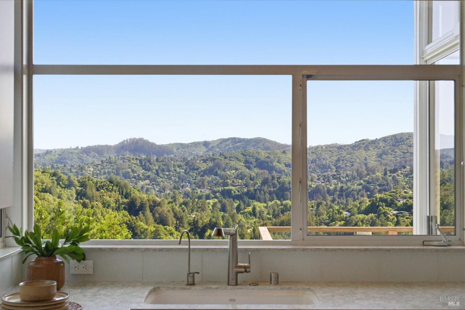 Detail Gallery Image 17 of 65 For 41 Magdalena Ct, Mill Valley,  CA 94941 - 5 Beds | 3/1 Baths