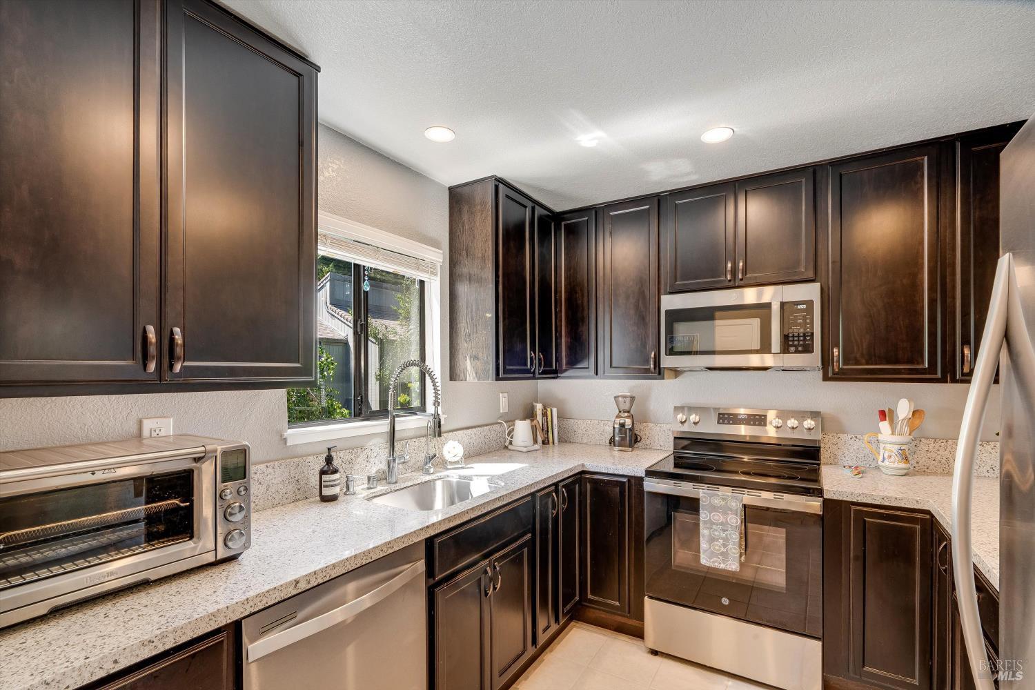 Detail Gallery Image 9 of 36 For 146 Sandpiper Ct, Novato,  CA 94949 - 2 Beds | 2 Baths