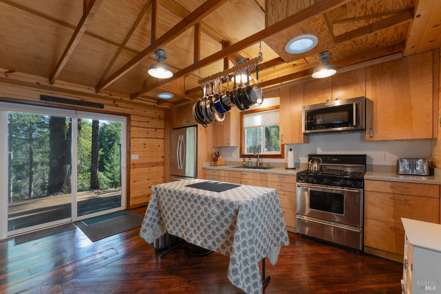 Detail Gallery Image 4 of 30 For 3770 Cherry Creek Rd, Willits,  CA 95490 - 1 Beds | 1 Baths