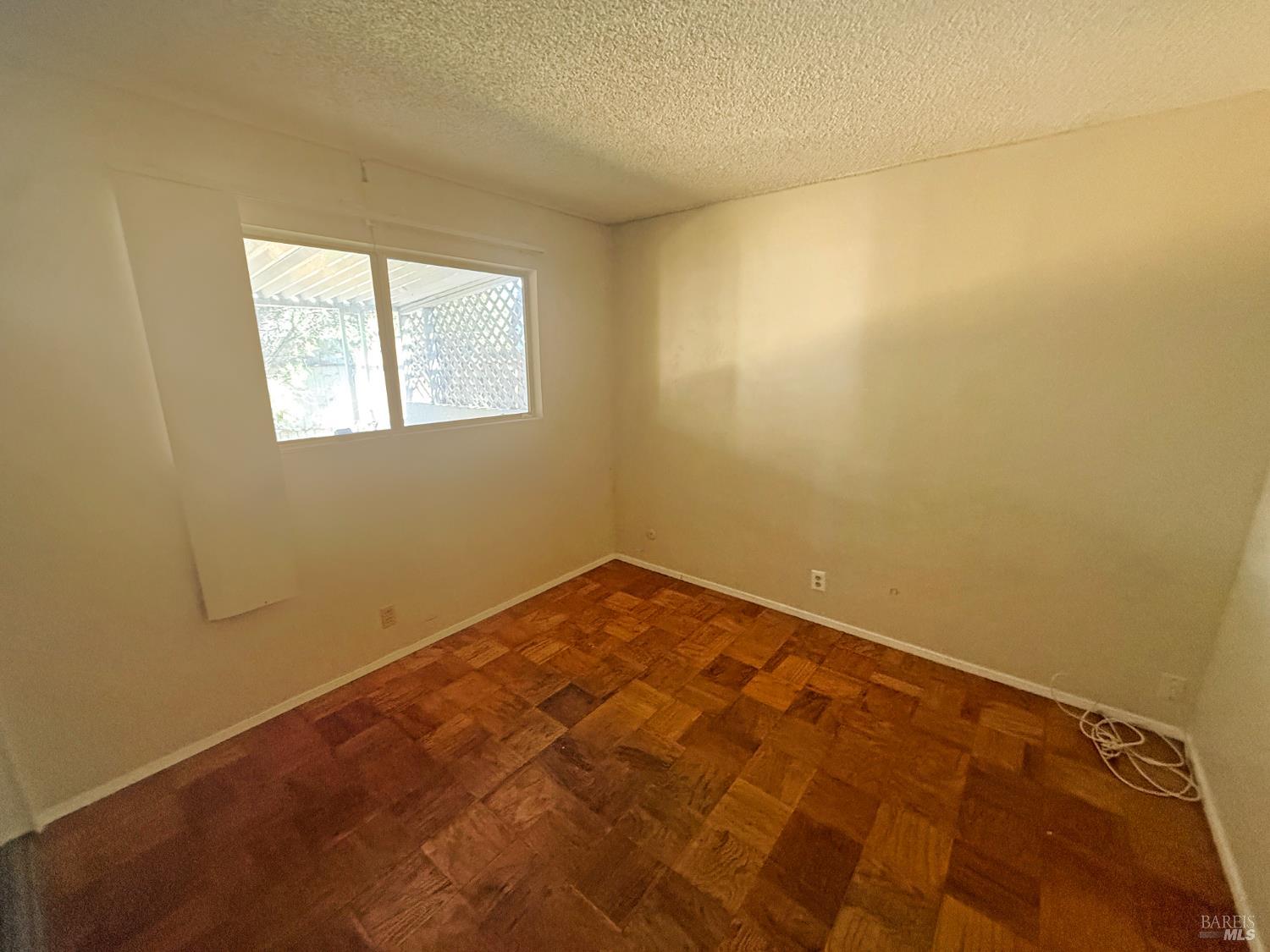 Detail Gallery Image 6 of 14 For 806 Finch Way, Fairfield,  CA 94533 - 4 Beds | 2 Baths