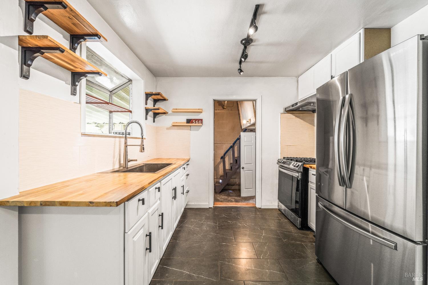 Detail Gallery Image 9 of 50 For 560 Russell St, Vallejo,  CA 94591 - 2 Beds | 2 Baths