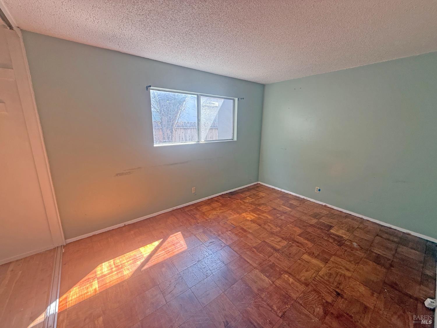 Detail Gallery Image 7 of 14 For 806 Finch Way, Fairfield,  CA 94533 - 4 Beds | 2 Baths