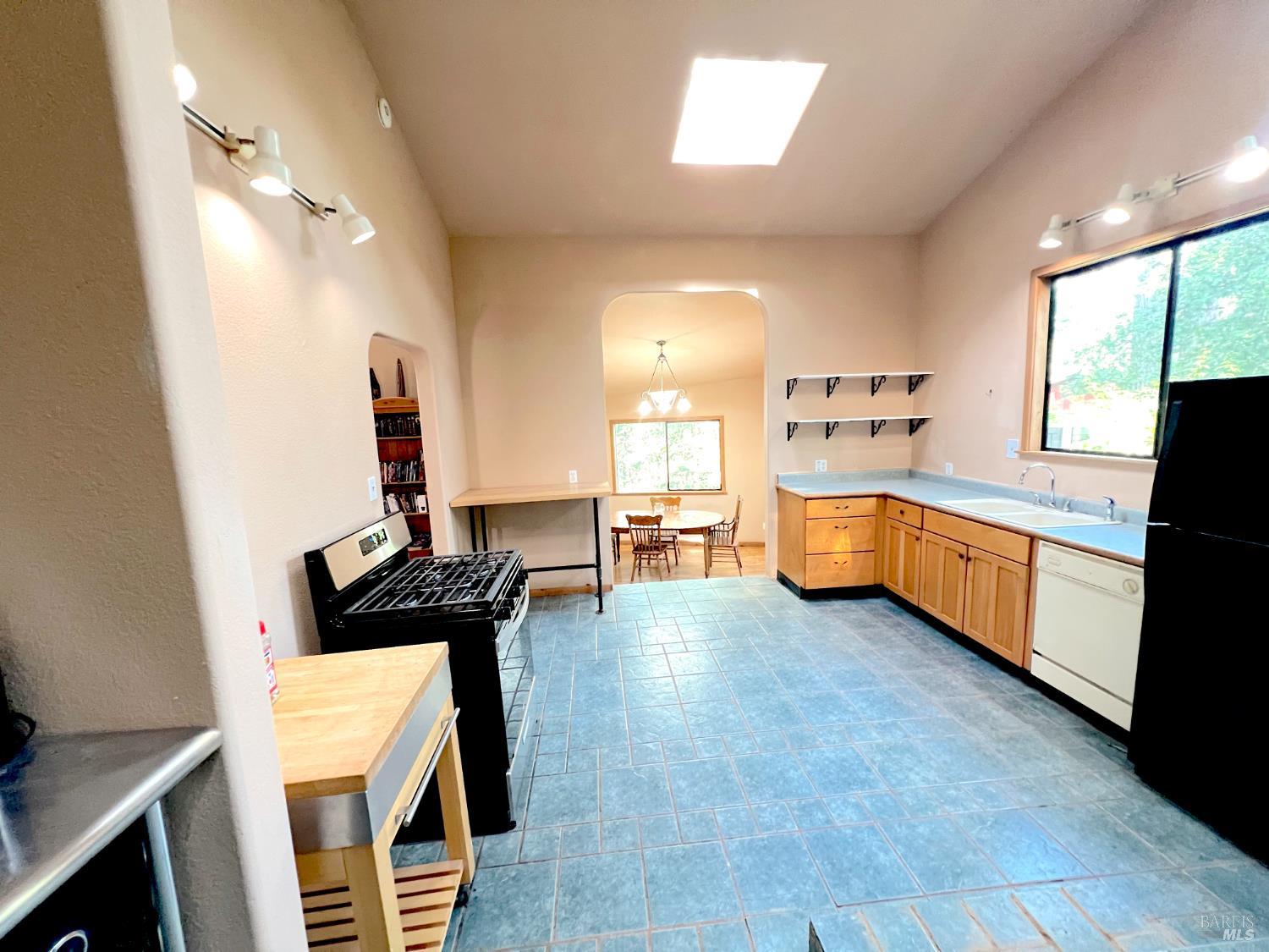 Detail Gallery Image 4 of 42 For 4000 Ridgewood Rd, Willits,  CA 95490 - 2 Beds | 2 Baths