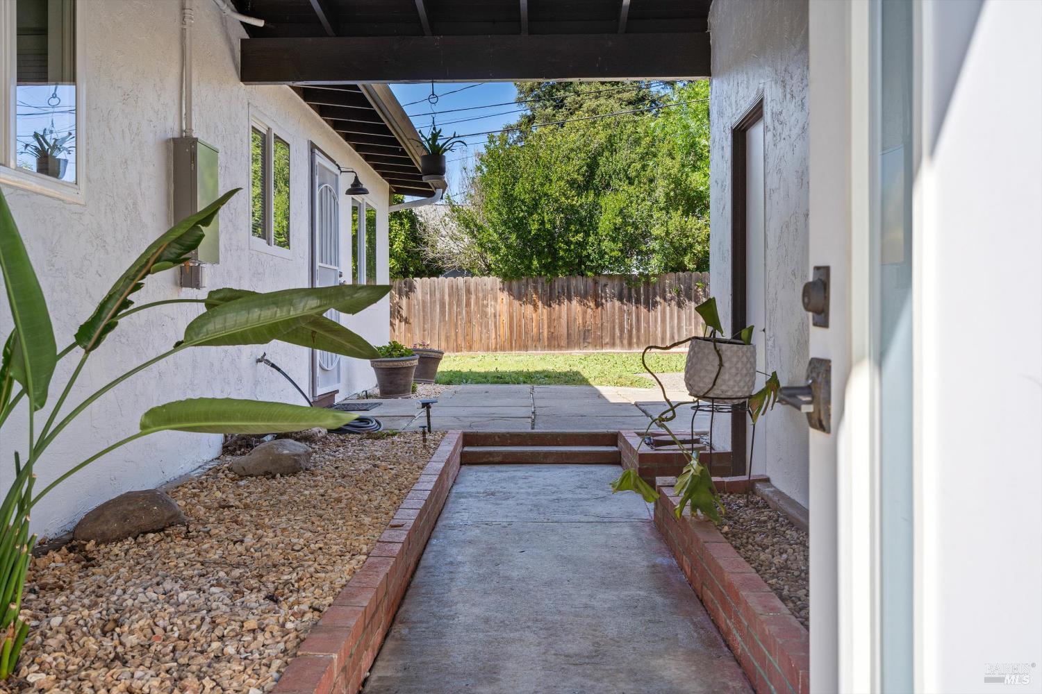 Detail Gallery Image 3 of 29 For 410 Cottonwood Dr, Vallejo,  CA 94591 - 3 Beds | 2 Baths
