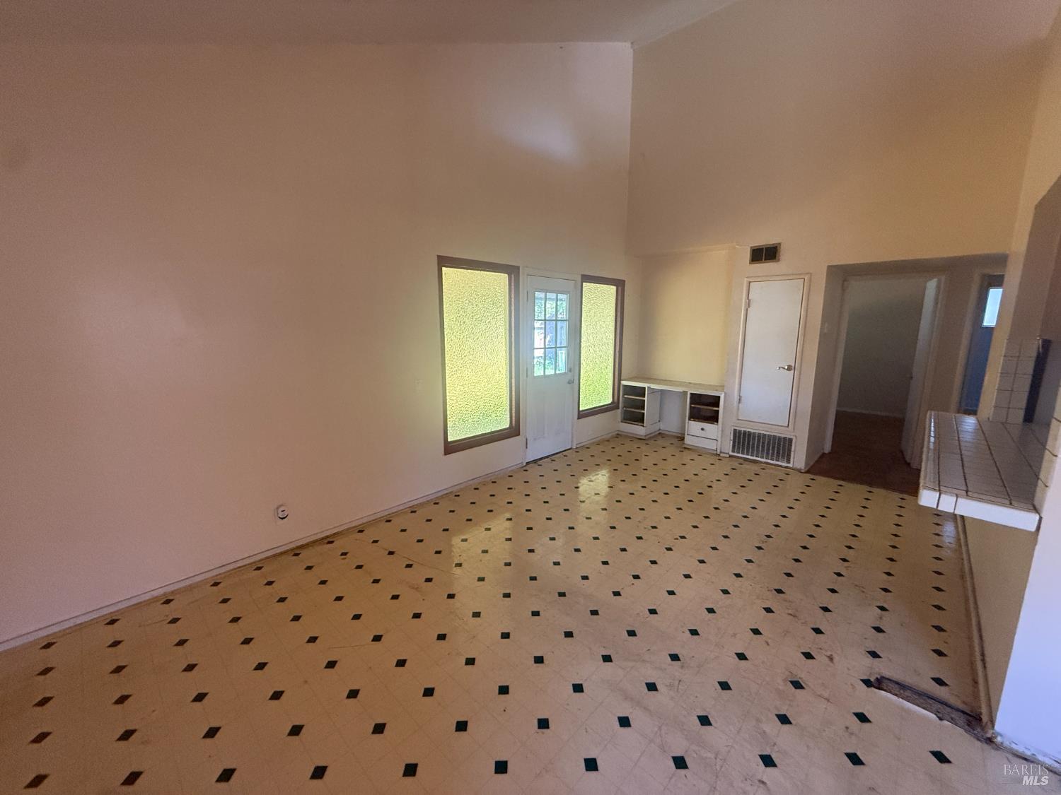 Detail Gallery Image 4 of 14 For 806 Finch Way, Fairfield,  CA 94533 - 4 Beds | 2 Baths