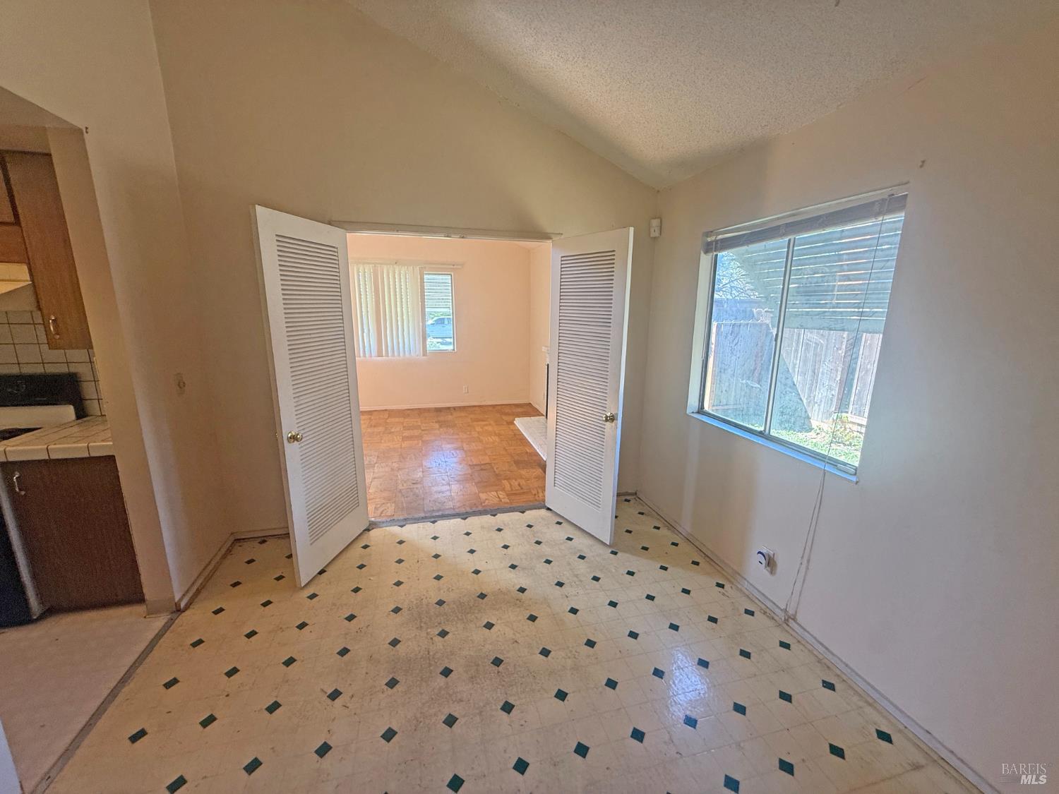 Detail Gallery Image 5 of 14 For 806 Finch Way, Fairfield,  CA 94533 - 4 Beds | 2 Baths