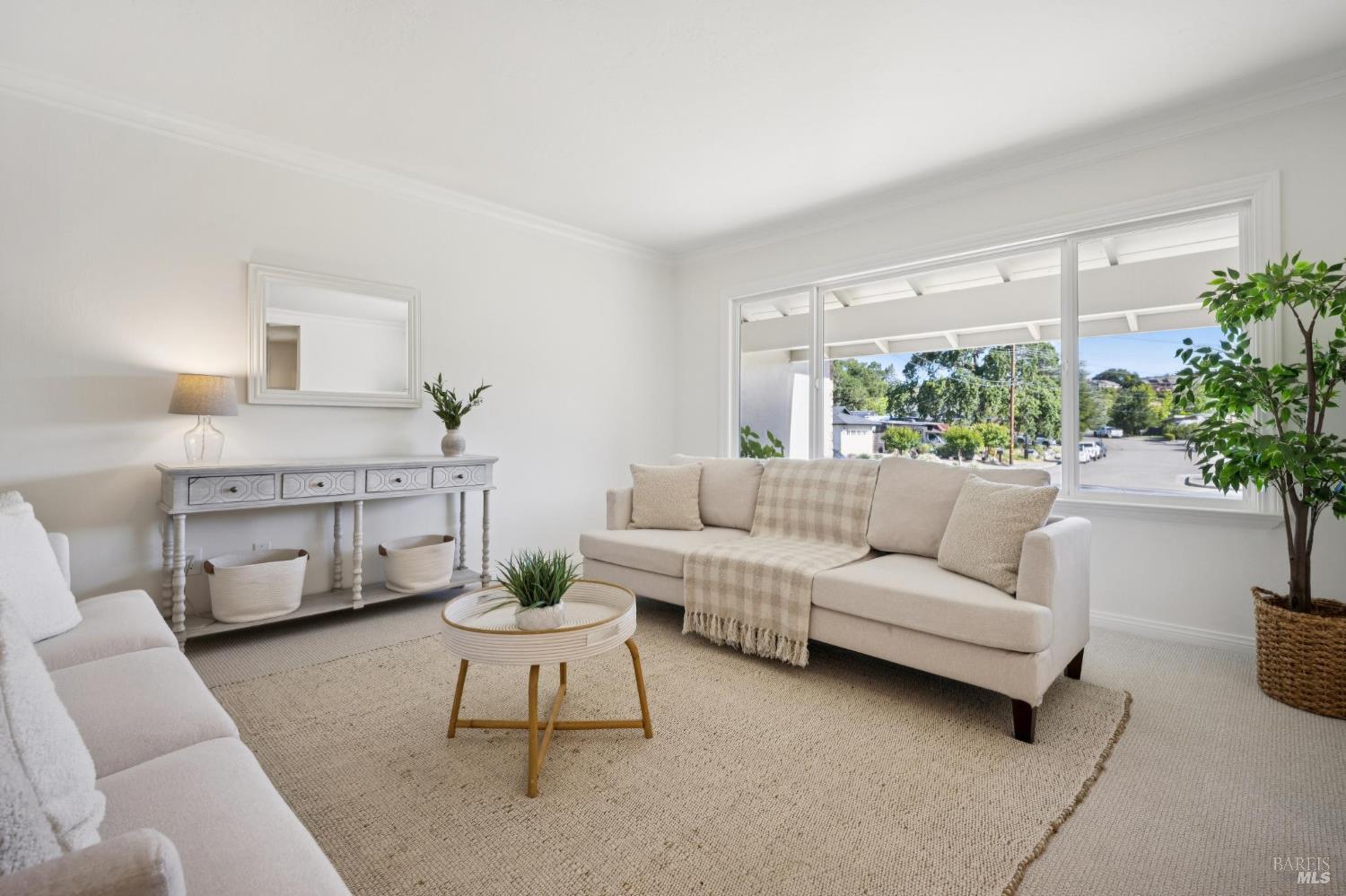 Detail Gallery Image 4 of 59 For 14 Angelica Ct, Novato,  CA 94947 - 5 Beds | 3 Baths