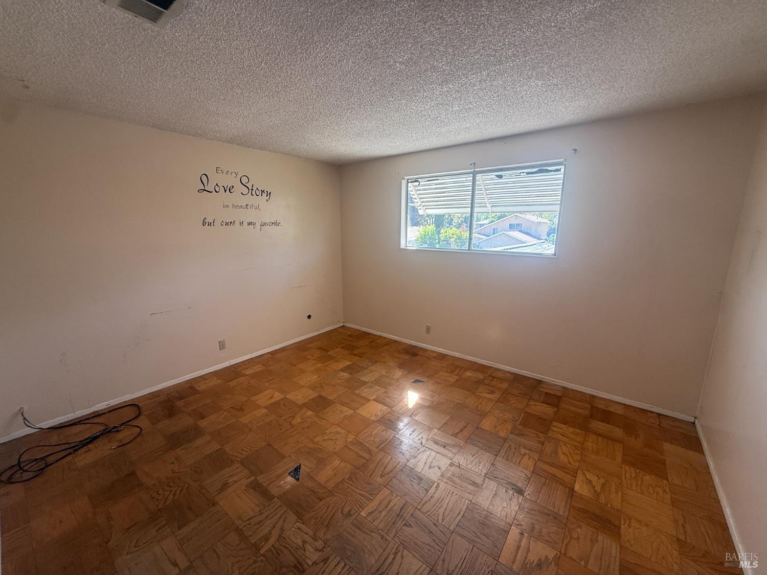 Detail Gallery Image 10 of 14 For 806 Finch Way, Fairfield,  CA 94533 - 4 Beds | 2 Baths