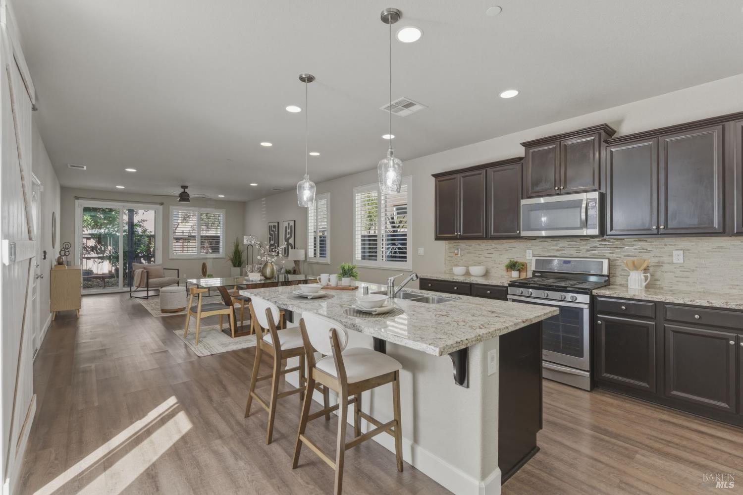 Detail Gallery Image 5 of 42 For 212 Juneau Dr, Vacaville,  CA 95687 - 3 Beds | 2/1 Baths