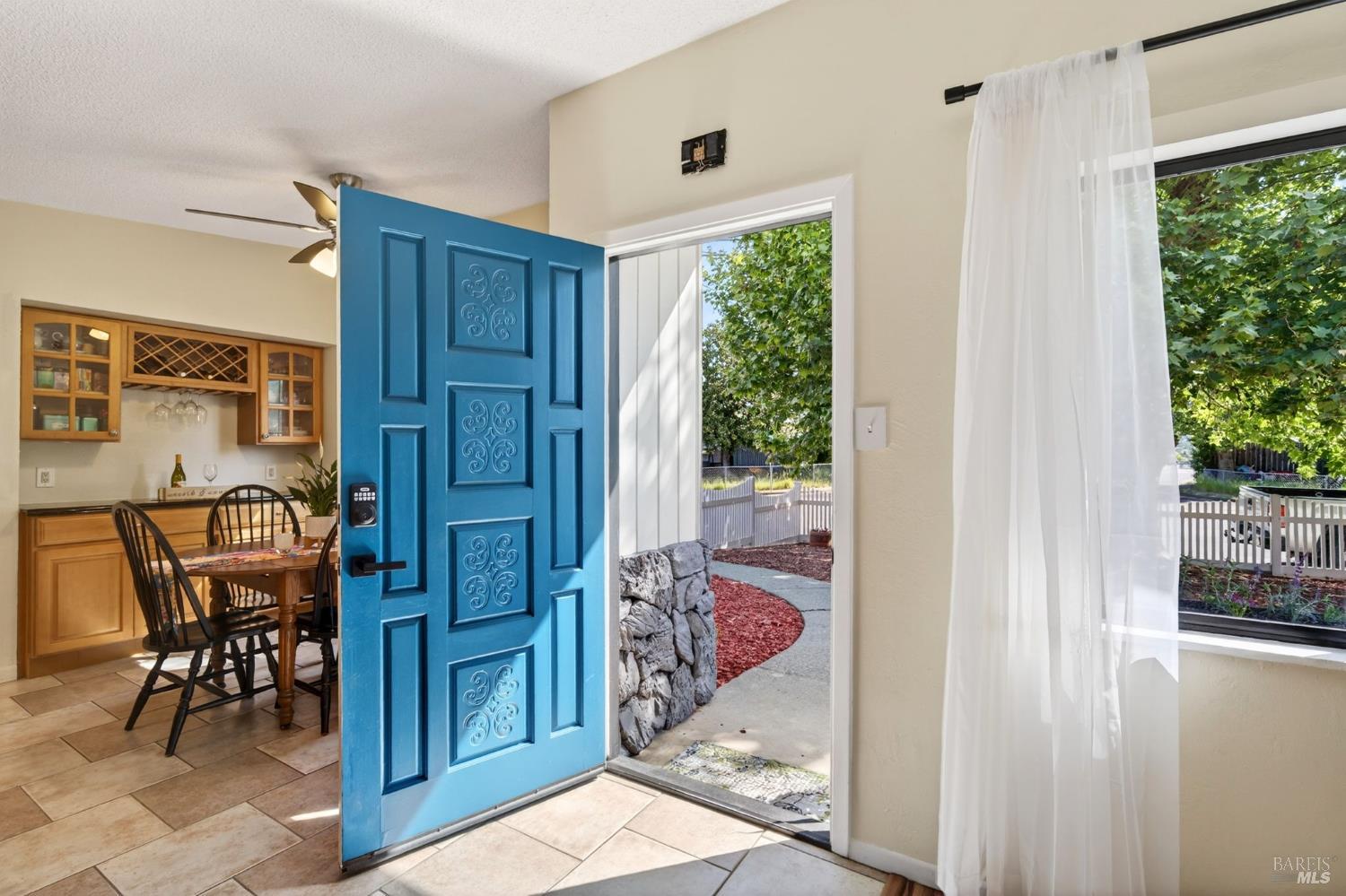 Detail Gallery Image 2 of 26 For 1898 Elm St, Ukiah,  CA 95482 - 2 Beds | 2 Baths