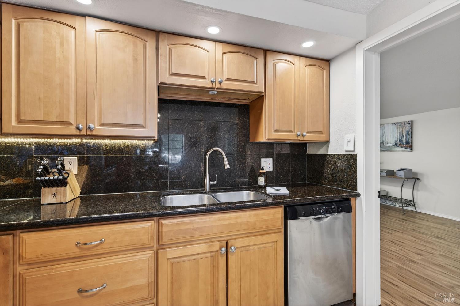 Detail Gallery Image 5 of 26 For 1898 Elm St, Ukiah,  CA 95482 - 2 Beds | 2 Baths