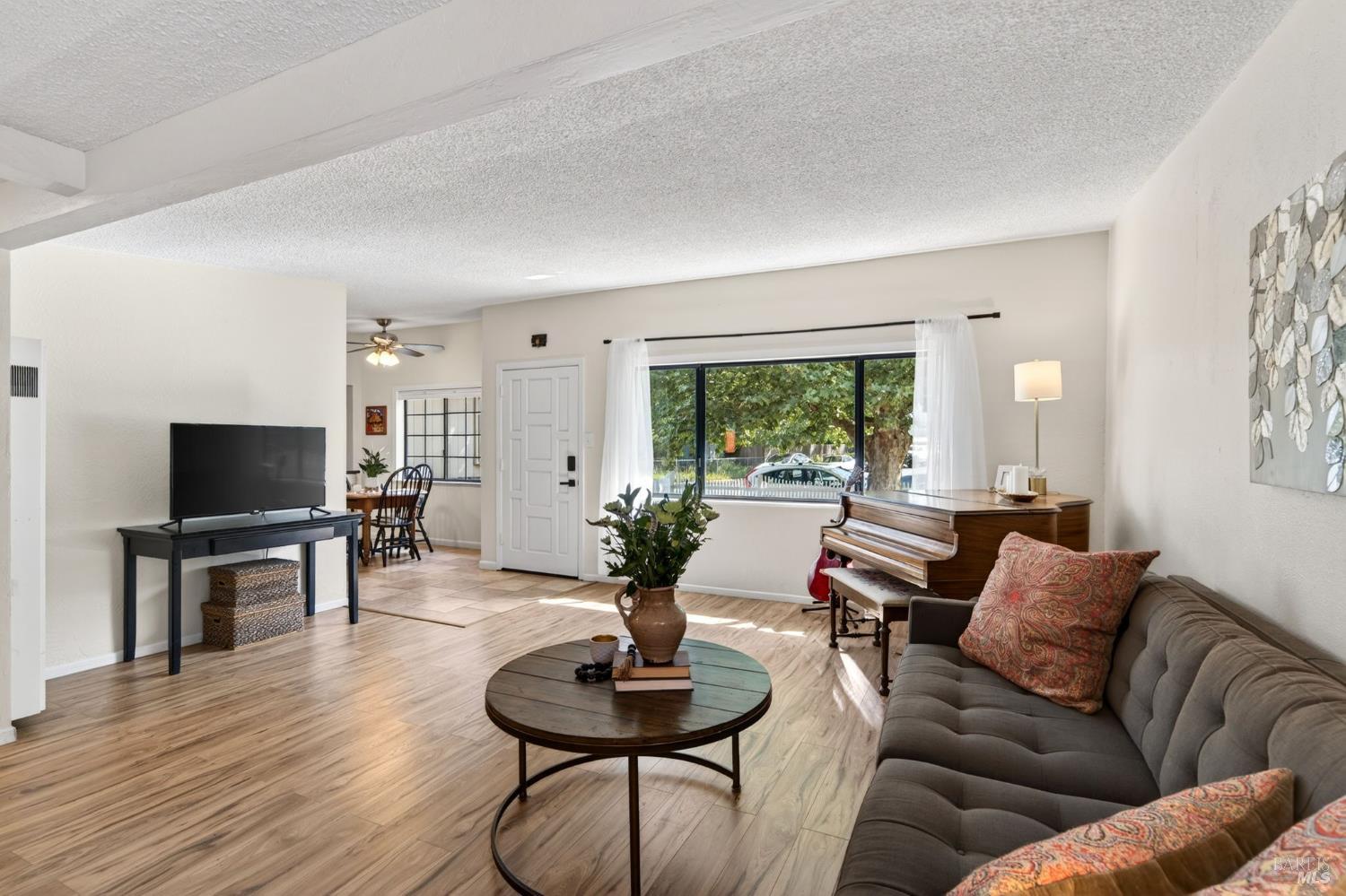 Detail Gallery Image 9 of 26 For 1898 Elm St, Ukiah,  CA 95482 - 2 Beds | 2 Baths