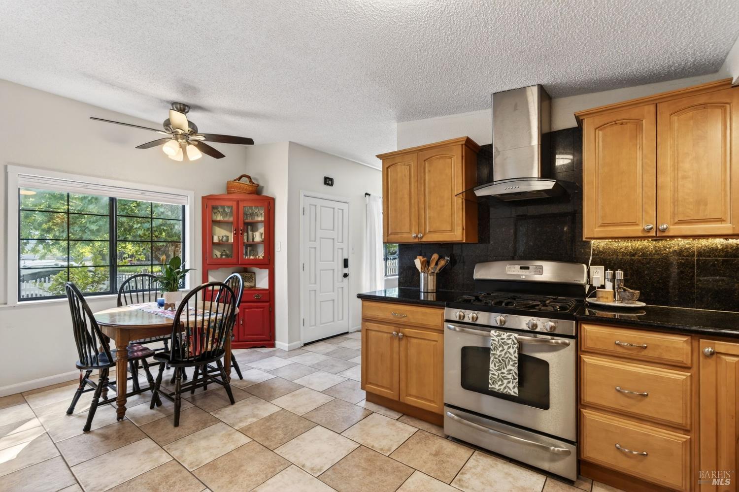 Detail Gallery Image 4 of 26 For 1898 Elm St, Ukiah,  CA 95482 - 2 Beds | 2 Baths