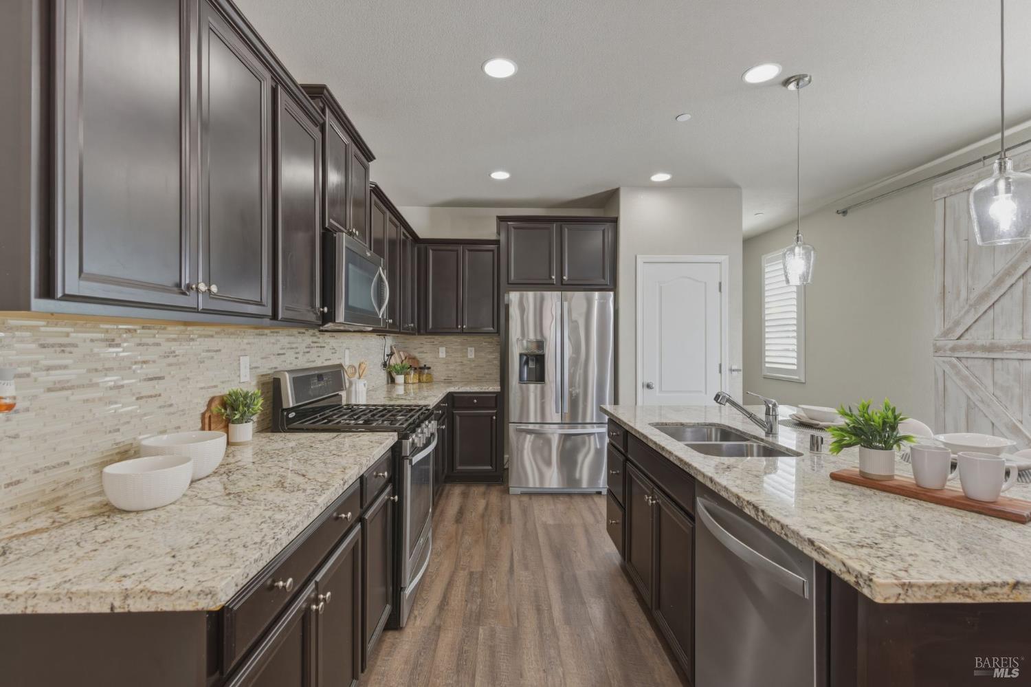 Detail Gallery Image 6 of 42 For 212 Juneau Dr, Vacaville,  CA 95687 - 3 Beds | 2/1 Baths