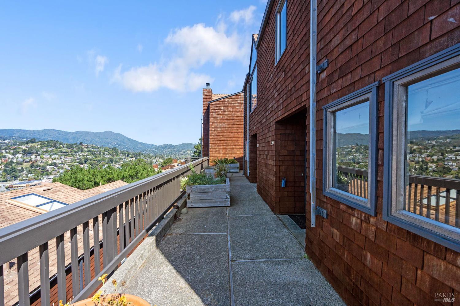 Detail Gallery Image 2 of 42 For 363 Headlands Ct, Sausalito,  CA 94965 - 2 Beds | 2/1 Baths