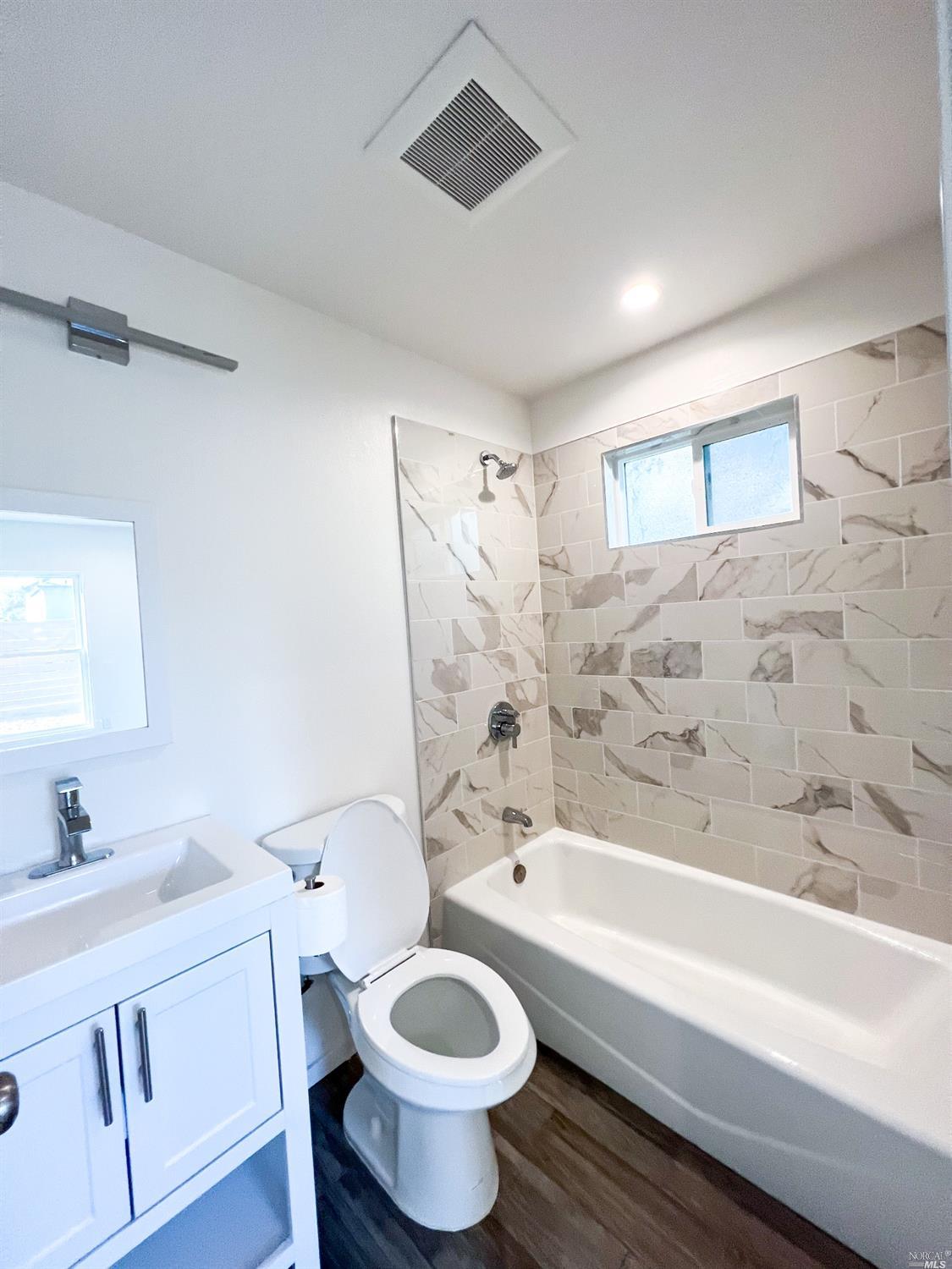 Detail Gallery Image 13 of 26 For 1418 Northside Ave, Berkeley,  CA 94702 - 4 Beds | 4 Baths