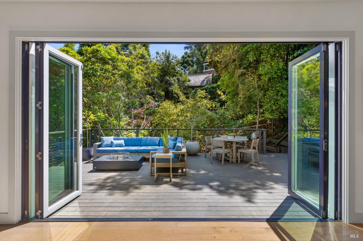 Detail Gallery Image 19 of 77 For 290 Beach Rd, Belvedere,  CA 94920 - 6 Beds | 5 Baths