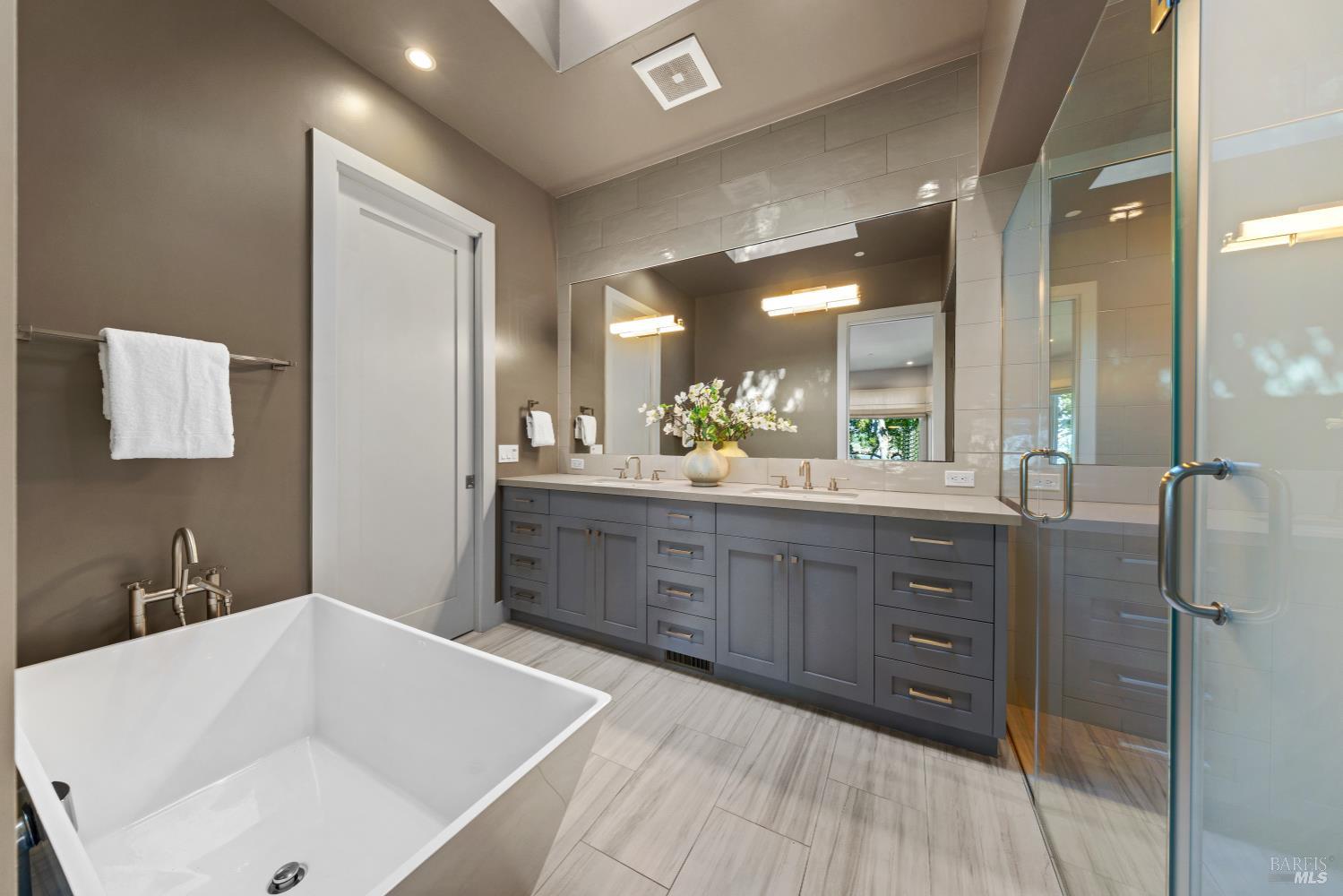 Detail Gallery Image 37 of 77 For 290 Beach Rd, Belvedere,  CA 94920 - 6 Beds | 5 Baths