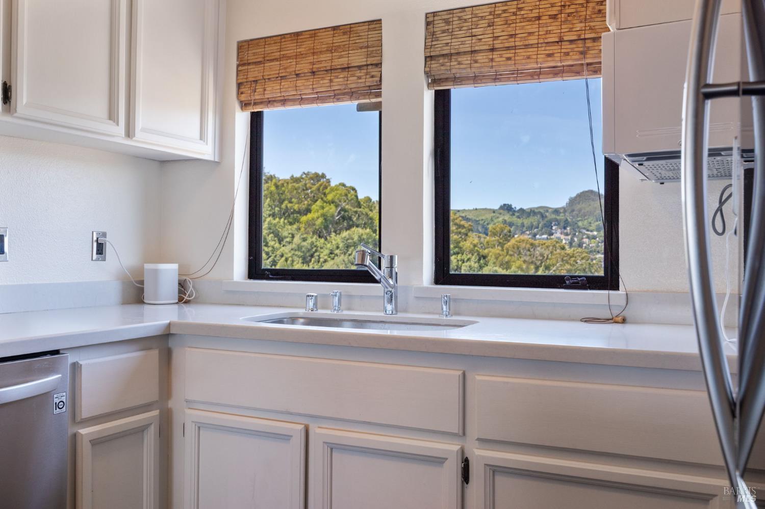 Detail Gallery Image 5 of 42 For 363 Headlands Ct, Sausalito,  CA 94965 - 2 Beds | 2/1 Baths