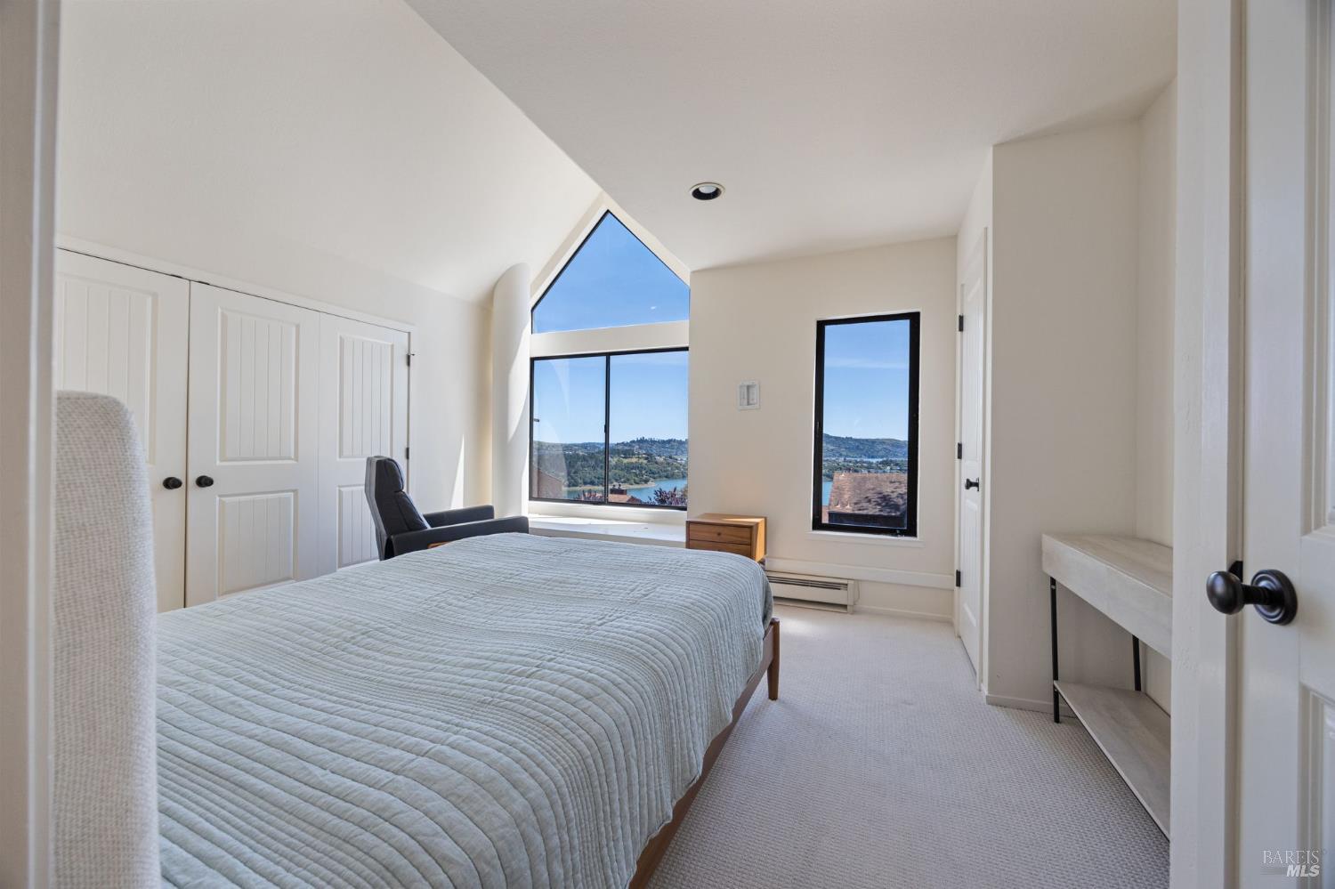 Detail Gallery Image 17 of 42 For 363 Headlands Ct, Sausalito,  CA 94965 - 2 Beds | 2/1 Baths
