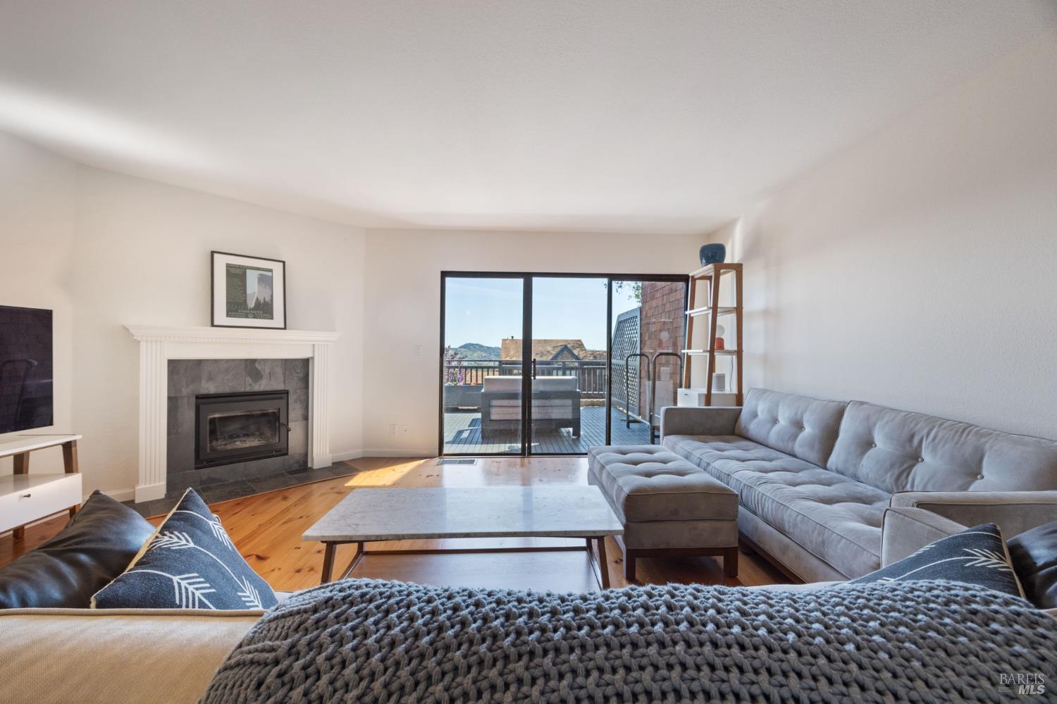 Detail Gallery Image 12 of 42 For 363 Headlands Ct, Sausalito,  CA 94965 - 2 Beds | 2/1 Baths